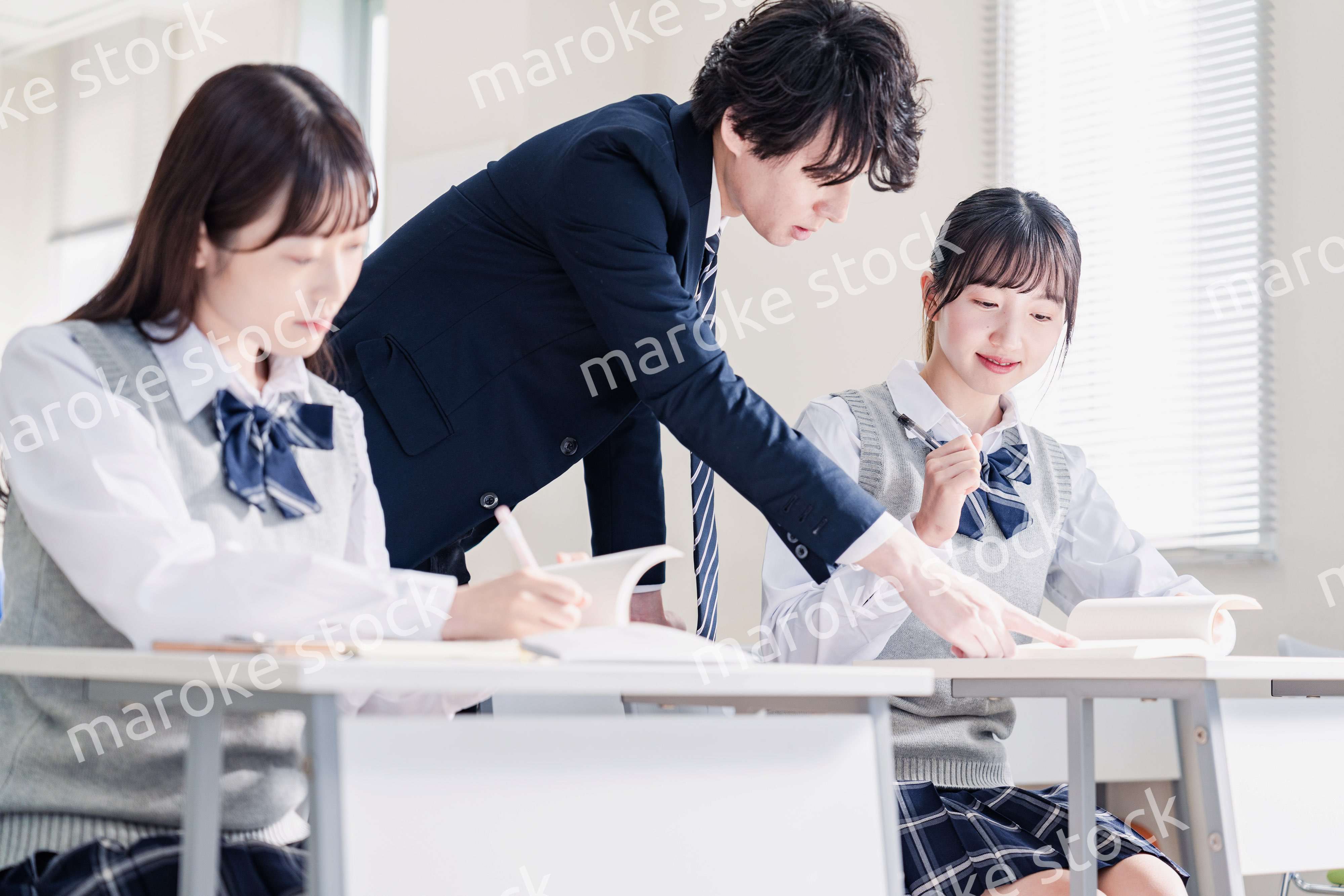 先生の指導を受ける高校生