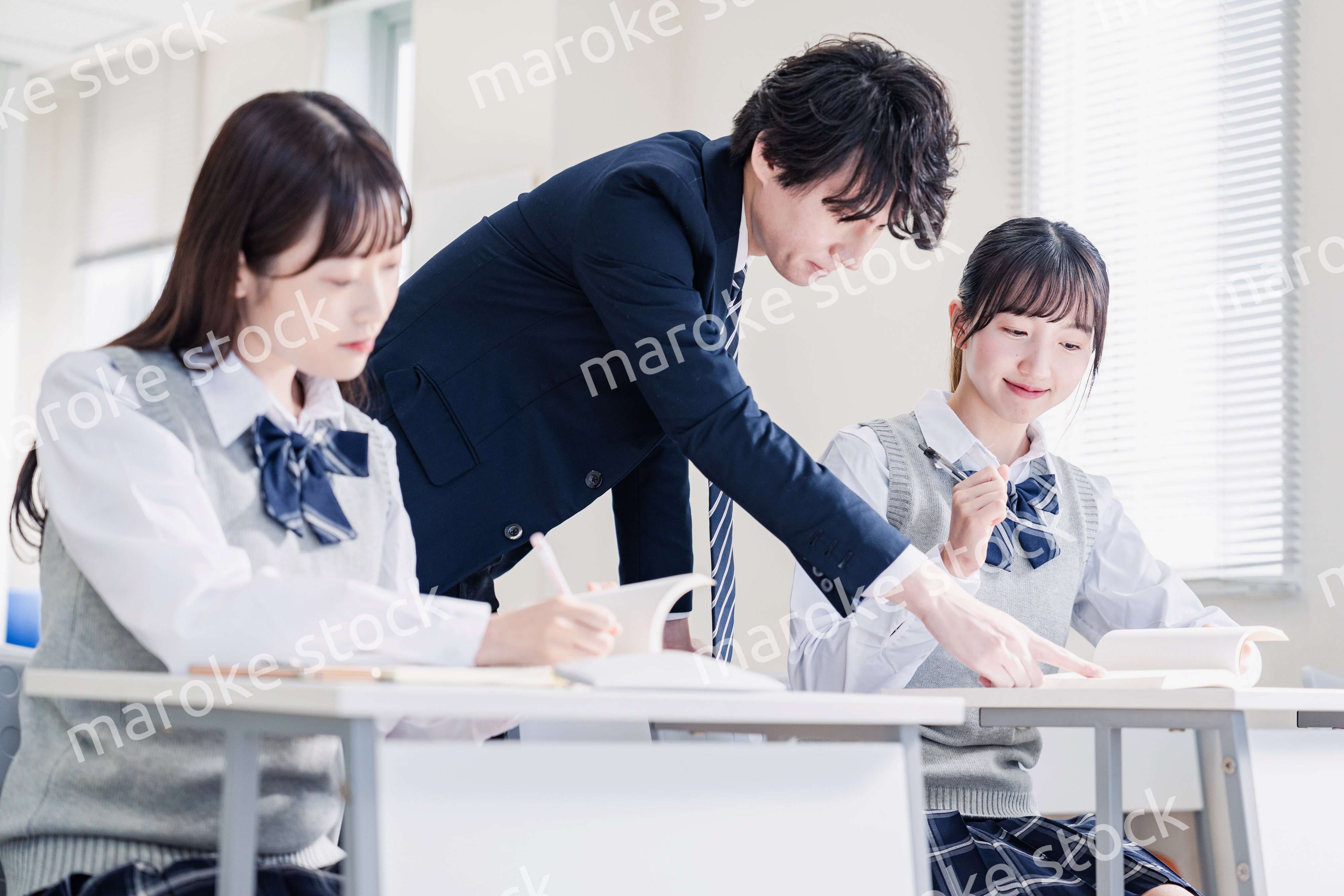 先生の指導を受ける高校生