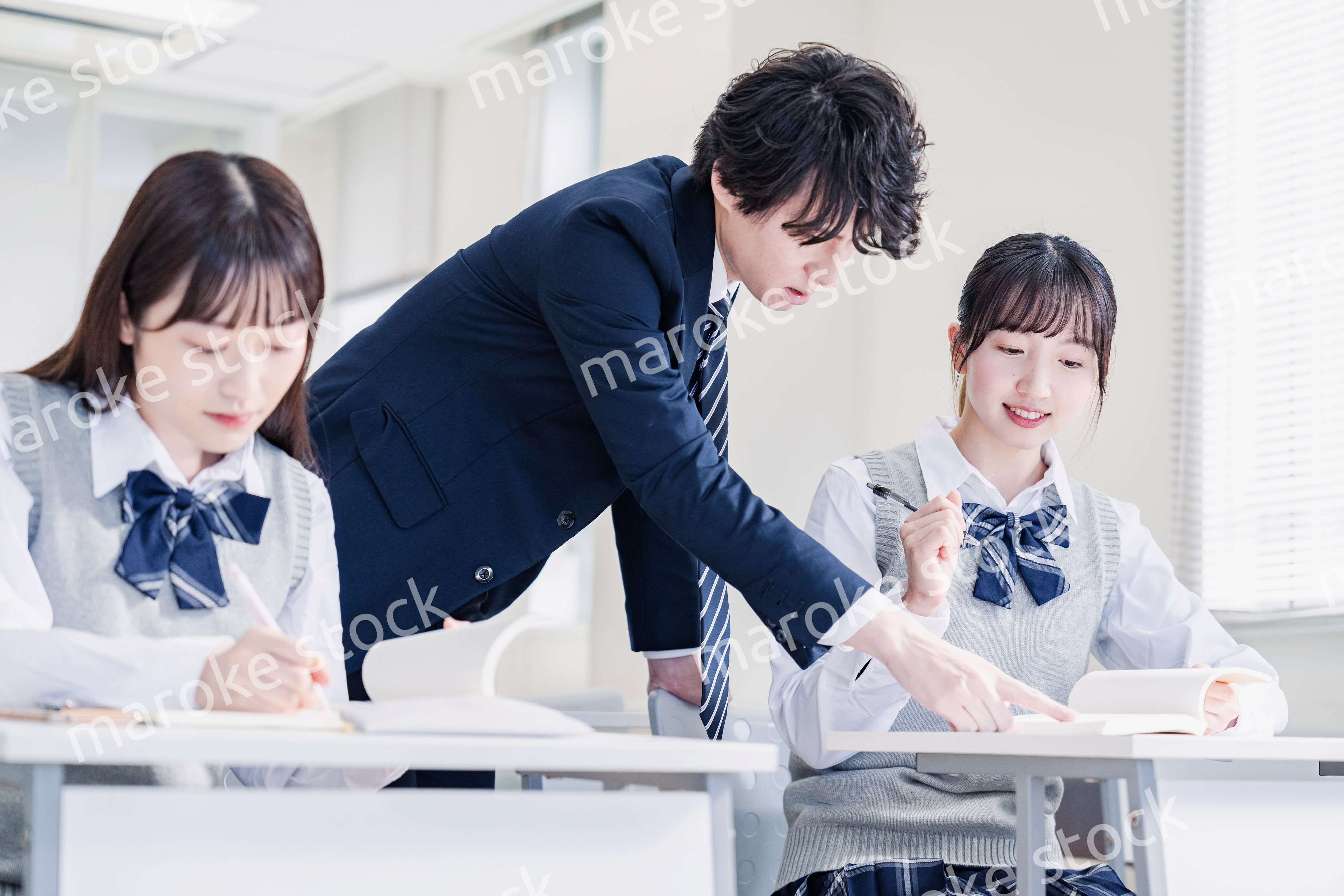 先生の指導を受ける高校生