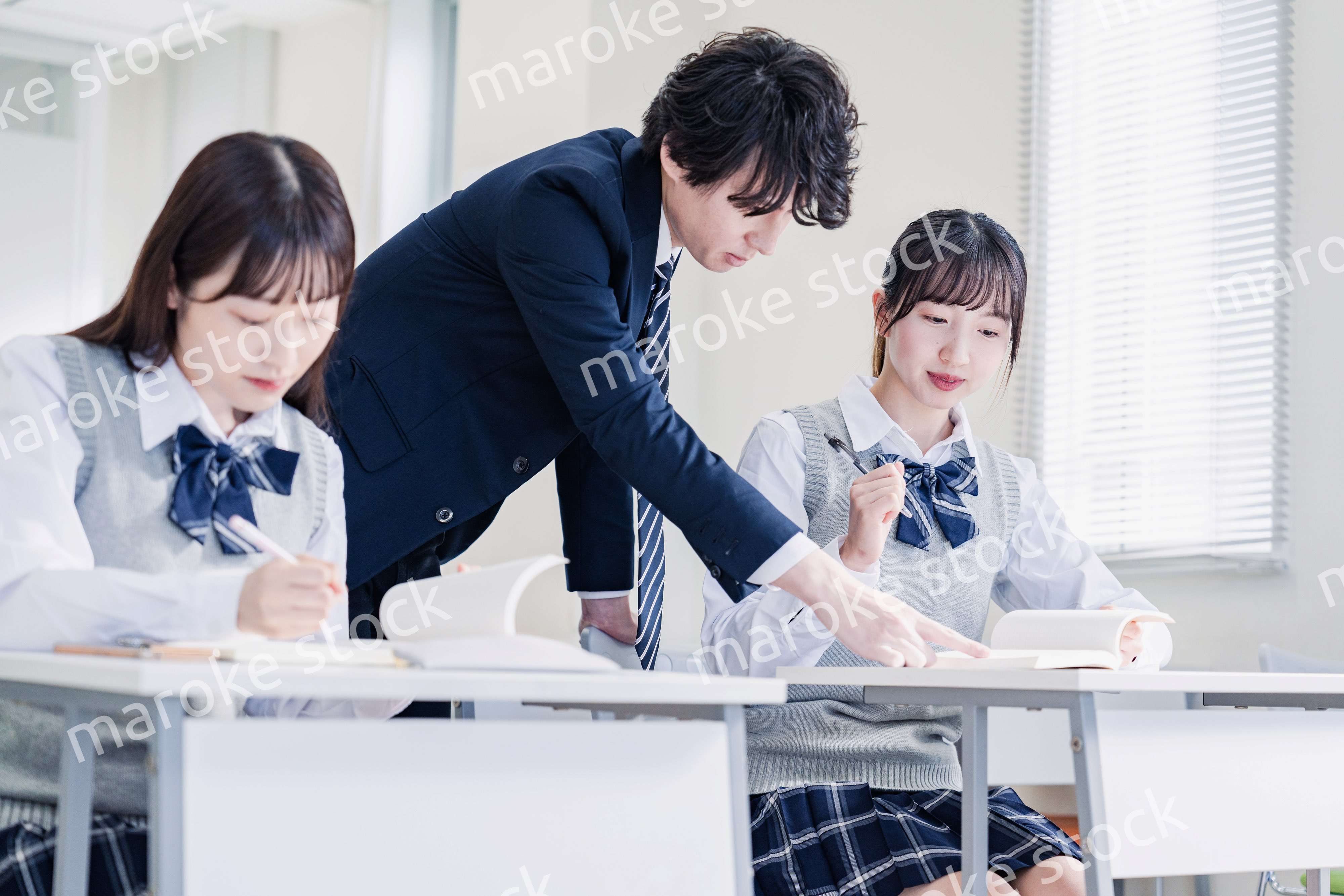 先生の指導を受ける高校生