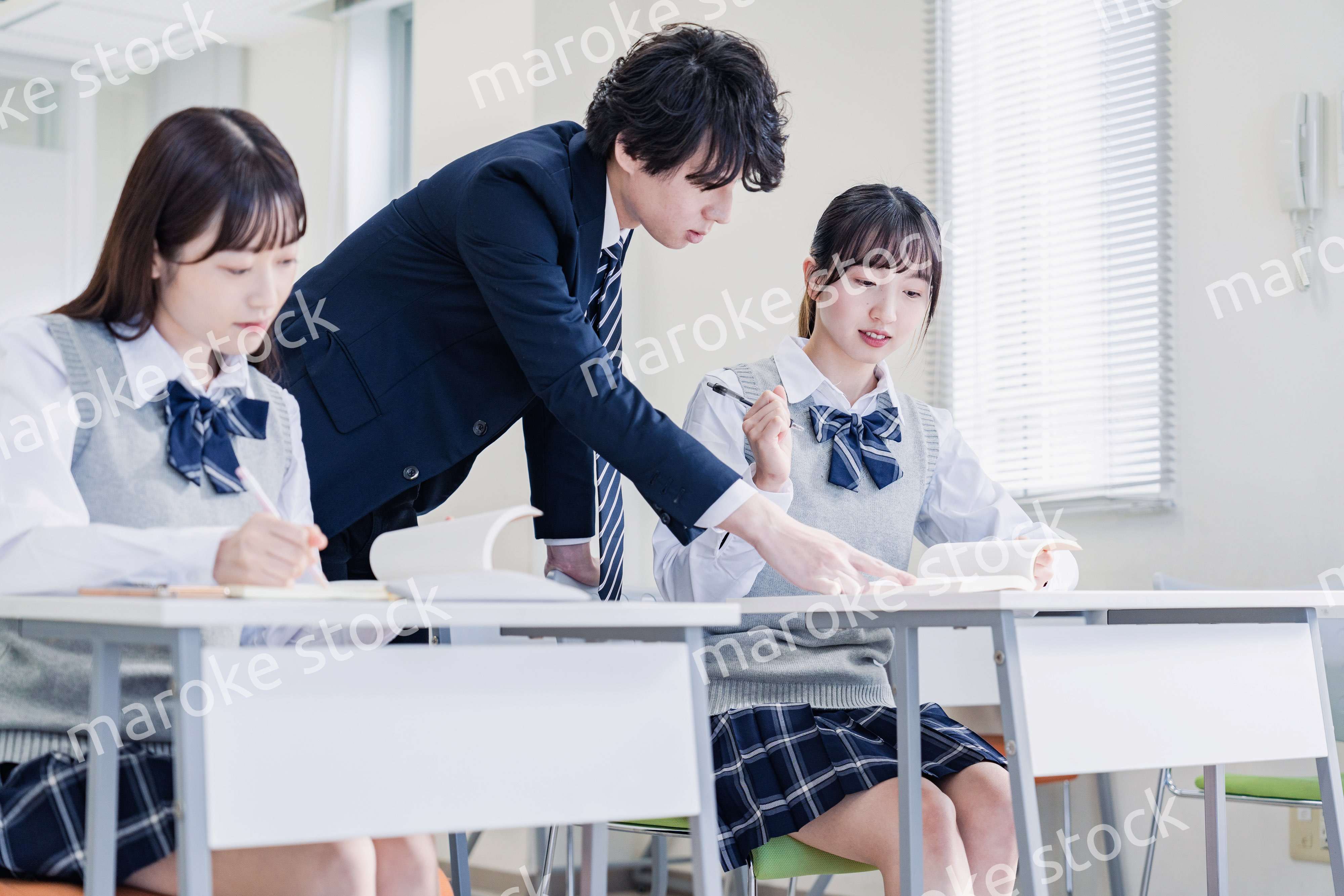 先生の指導を受ける高校生