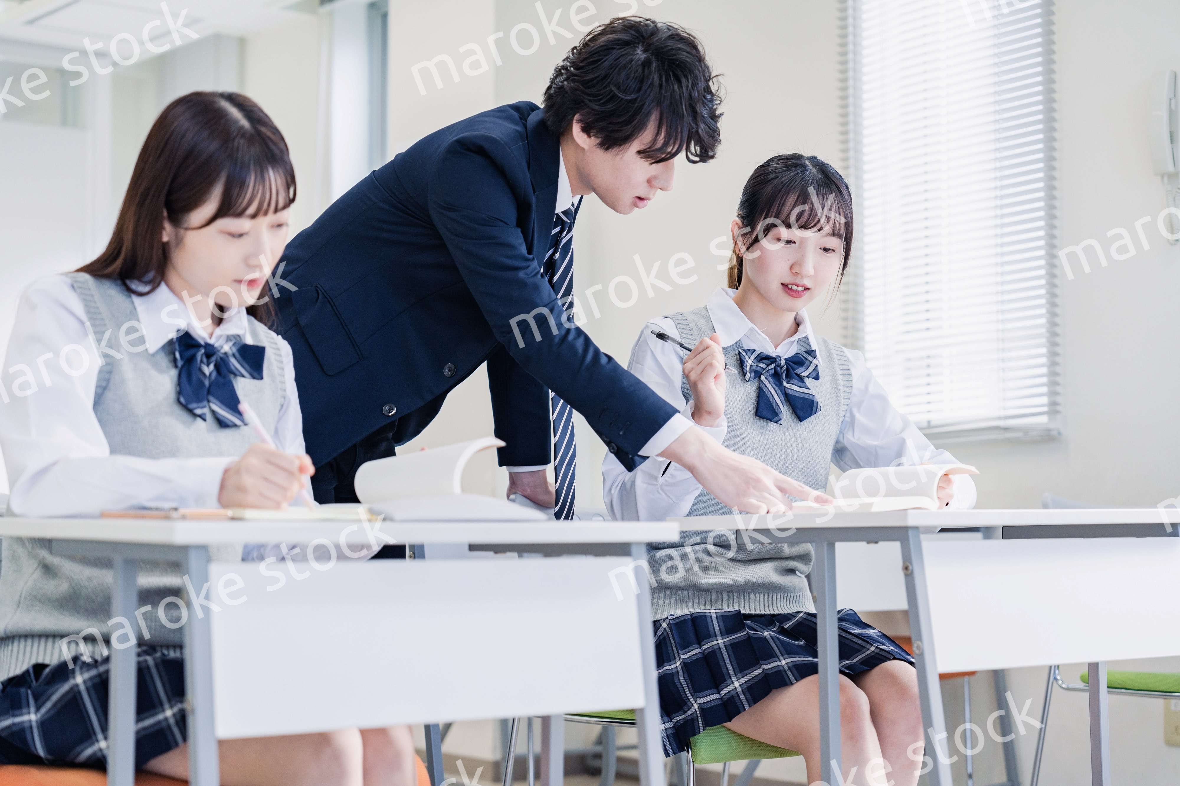 先生の指導を受ける高校生