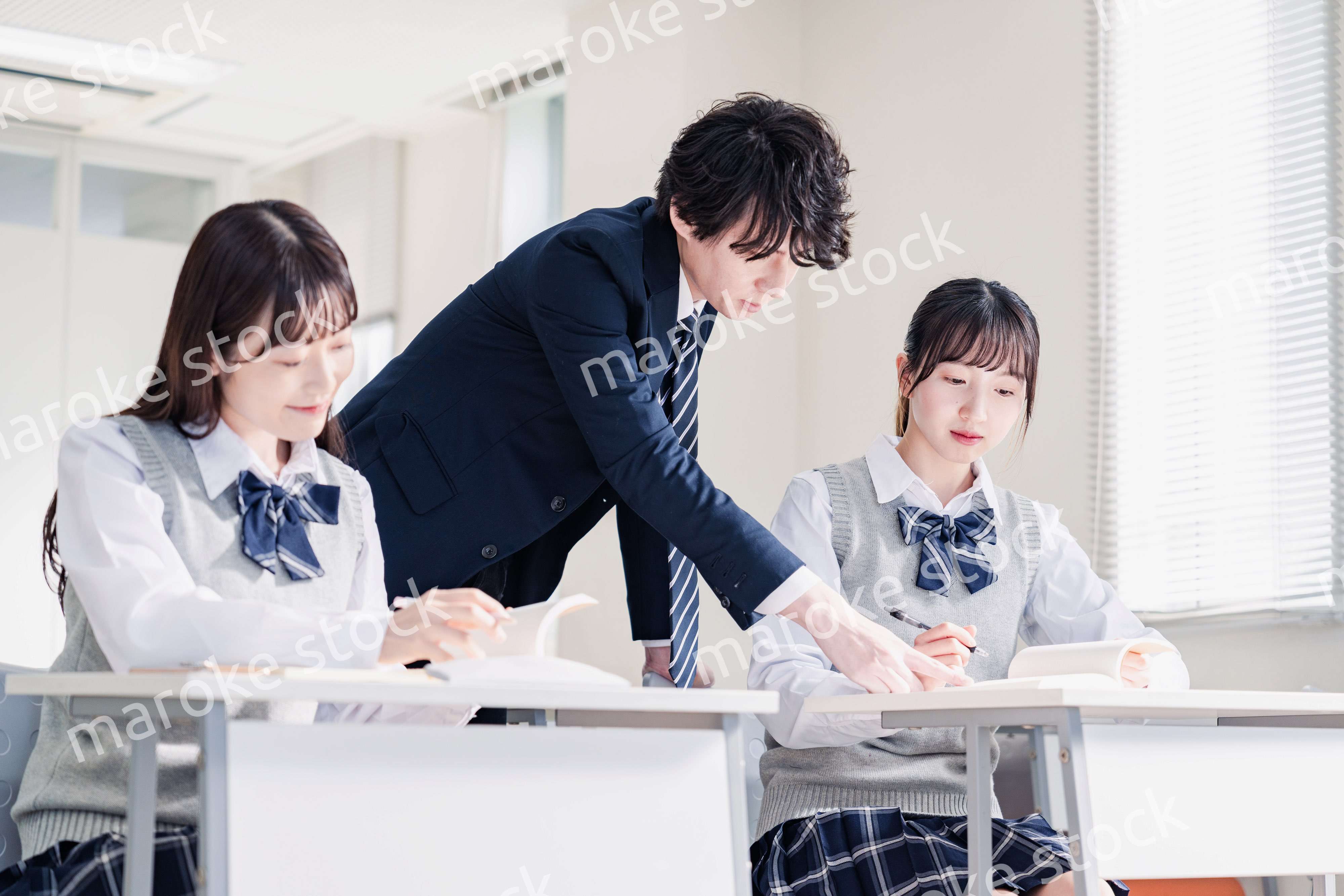 先生の指導を受ける高校生