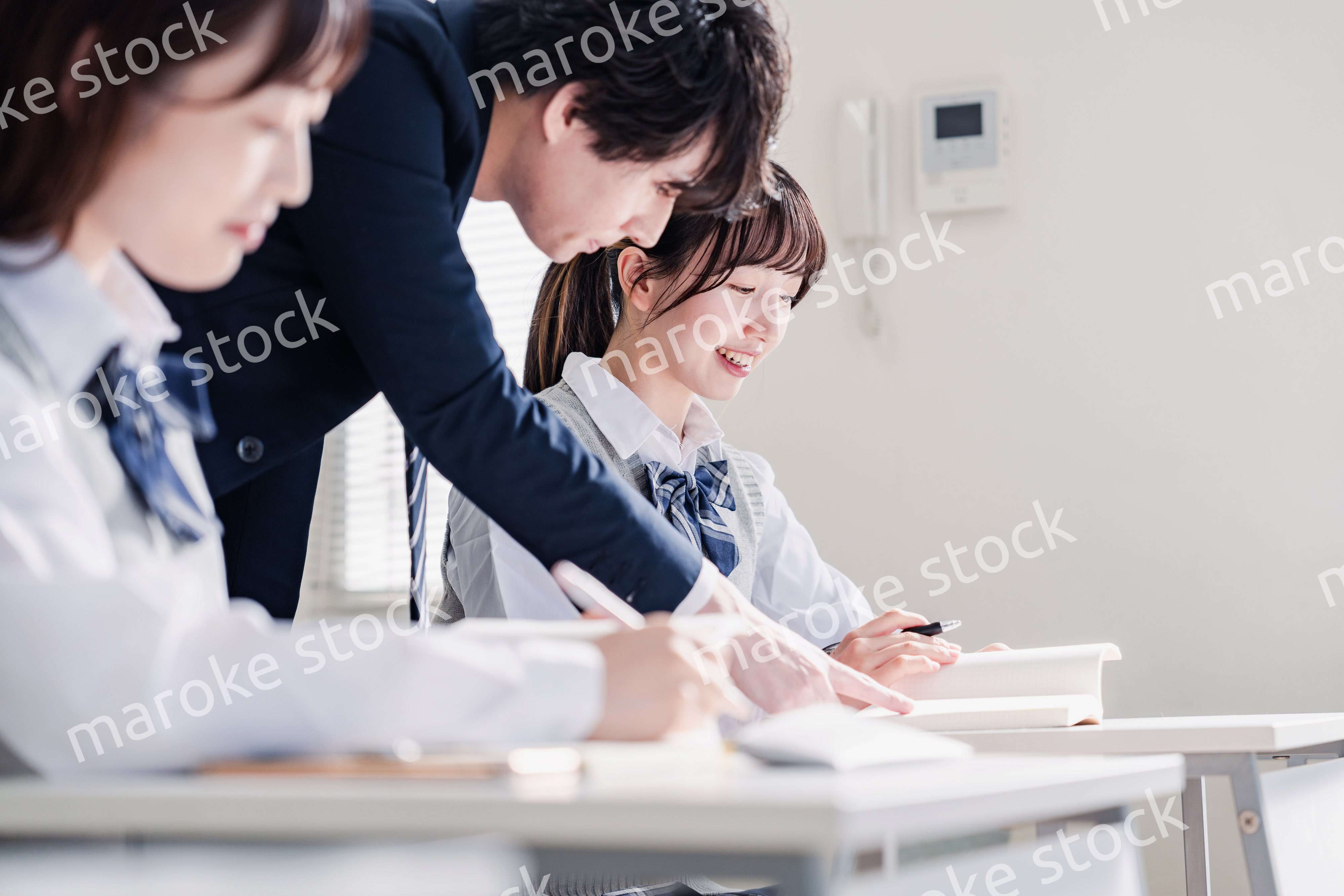 先生の指導を受ける高校生