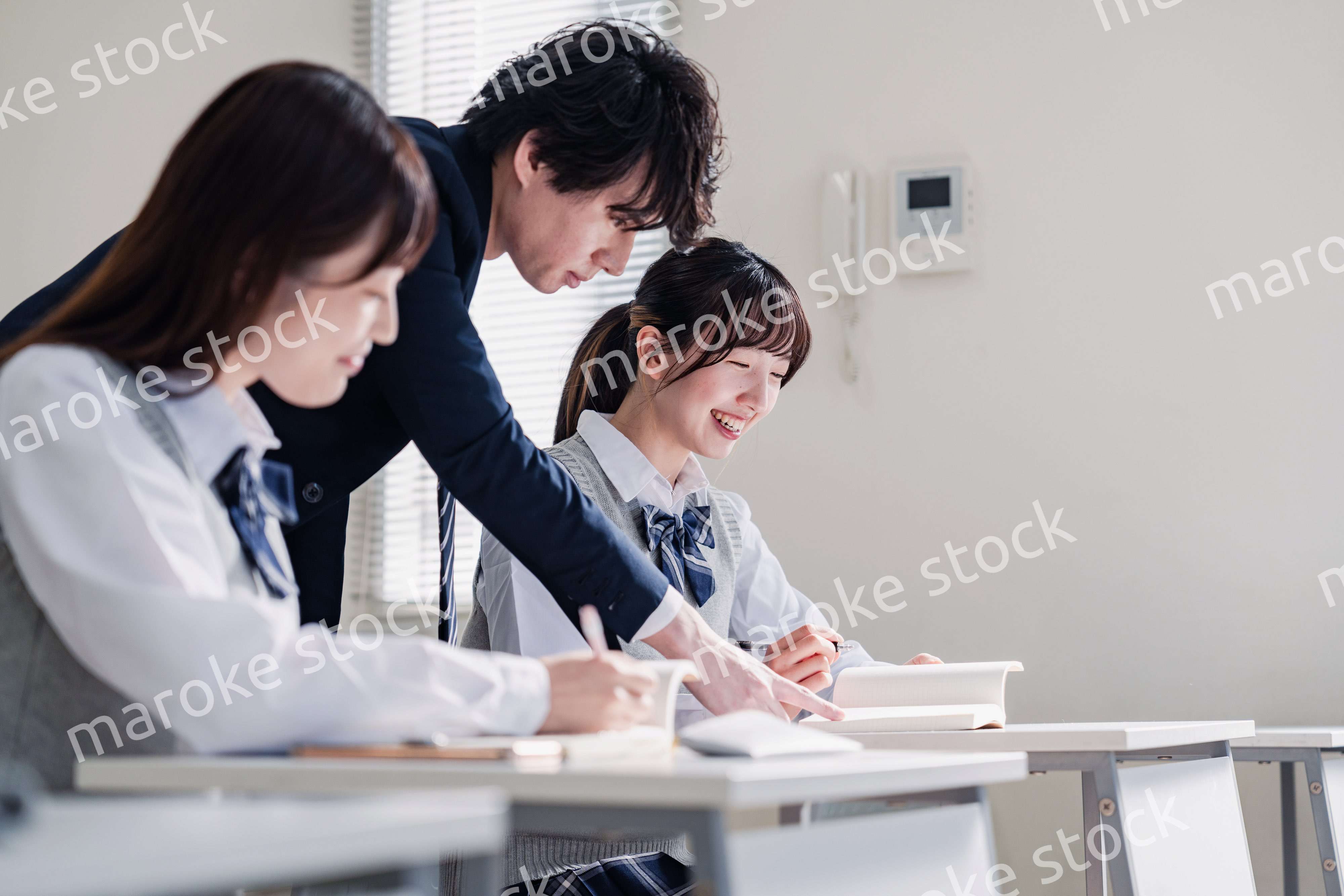 先生の指導を受ける高校生