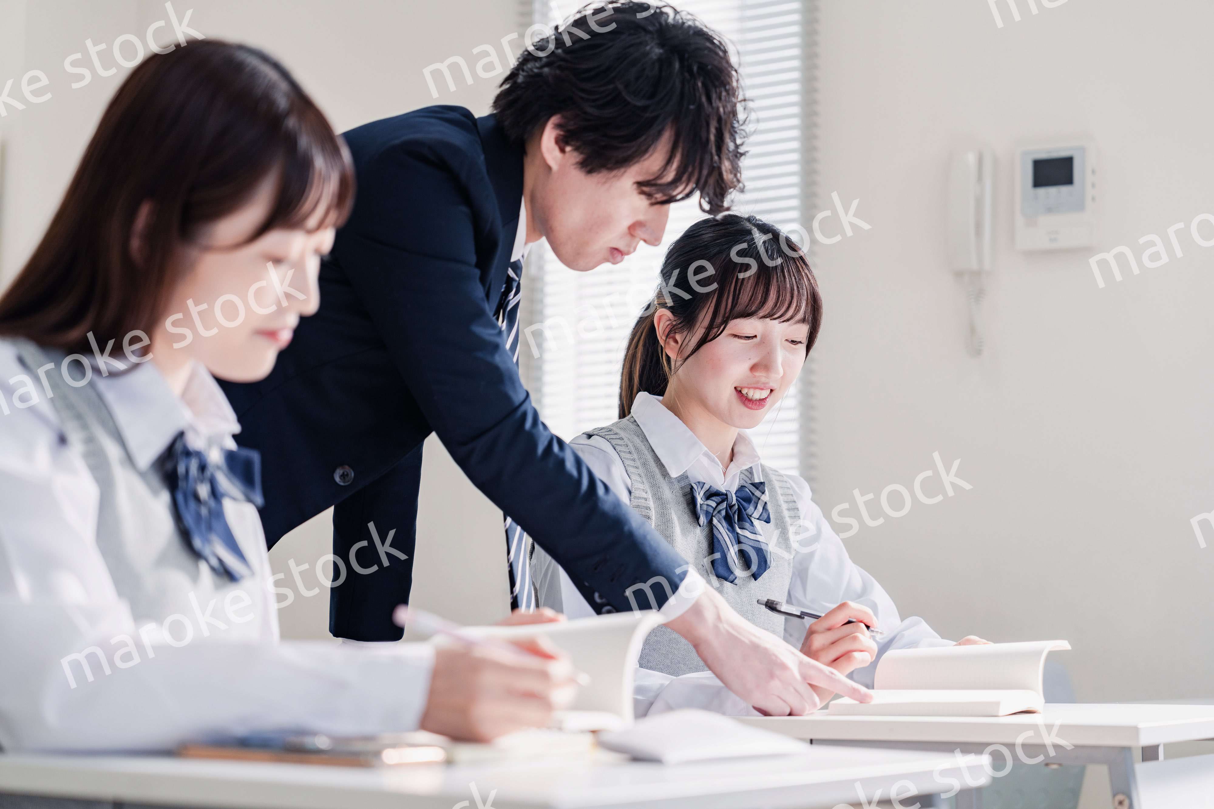 先生の指導を受ける高校生