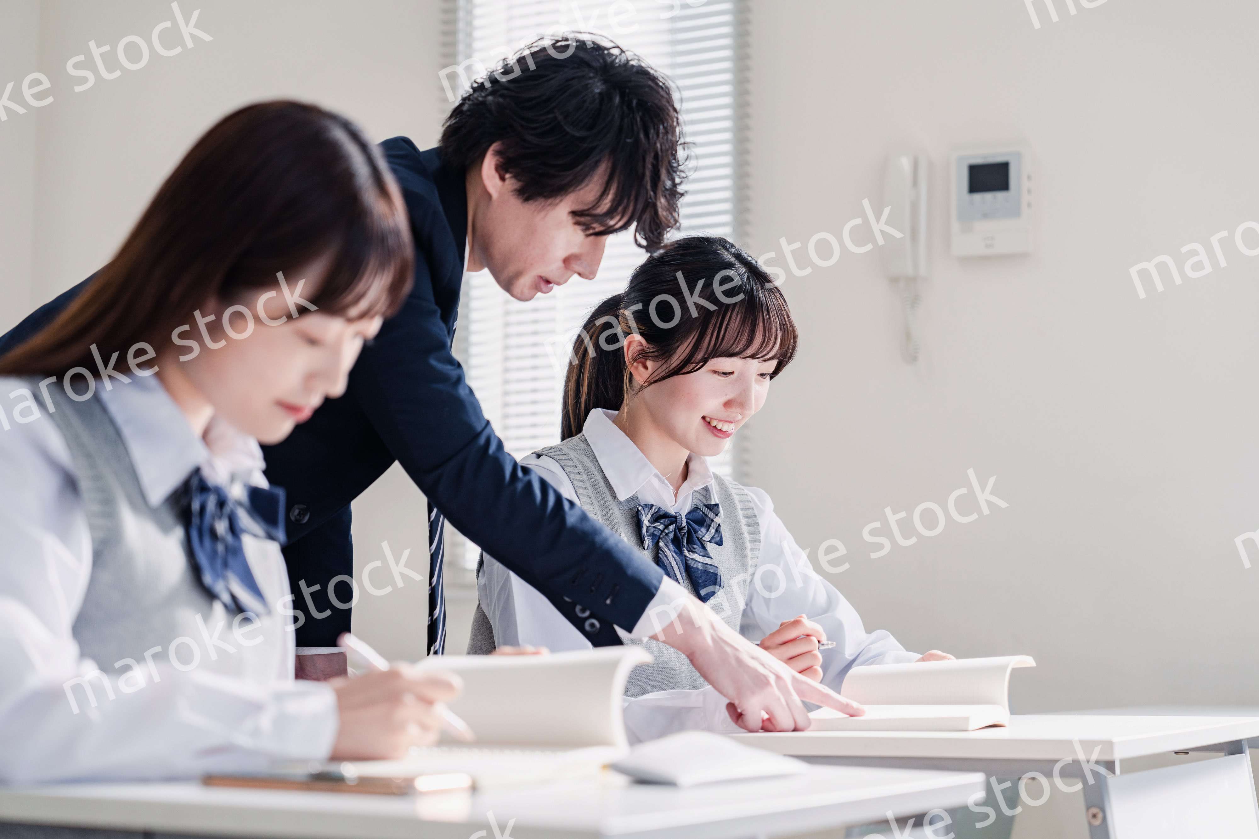 先生の指導を受ける高校生