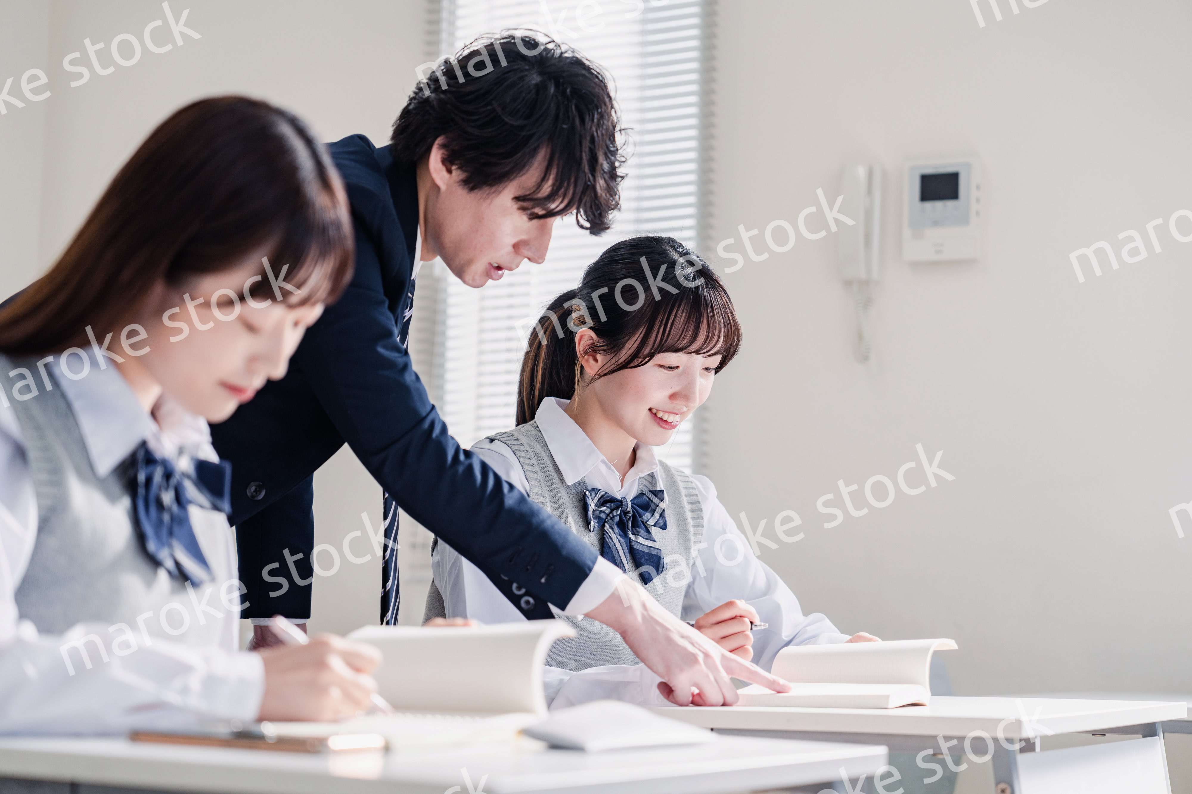 先生の指導を受ける高校生