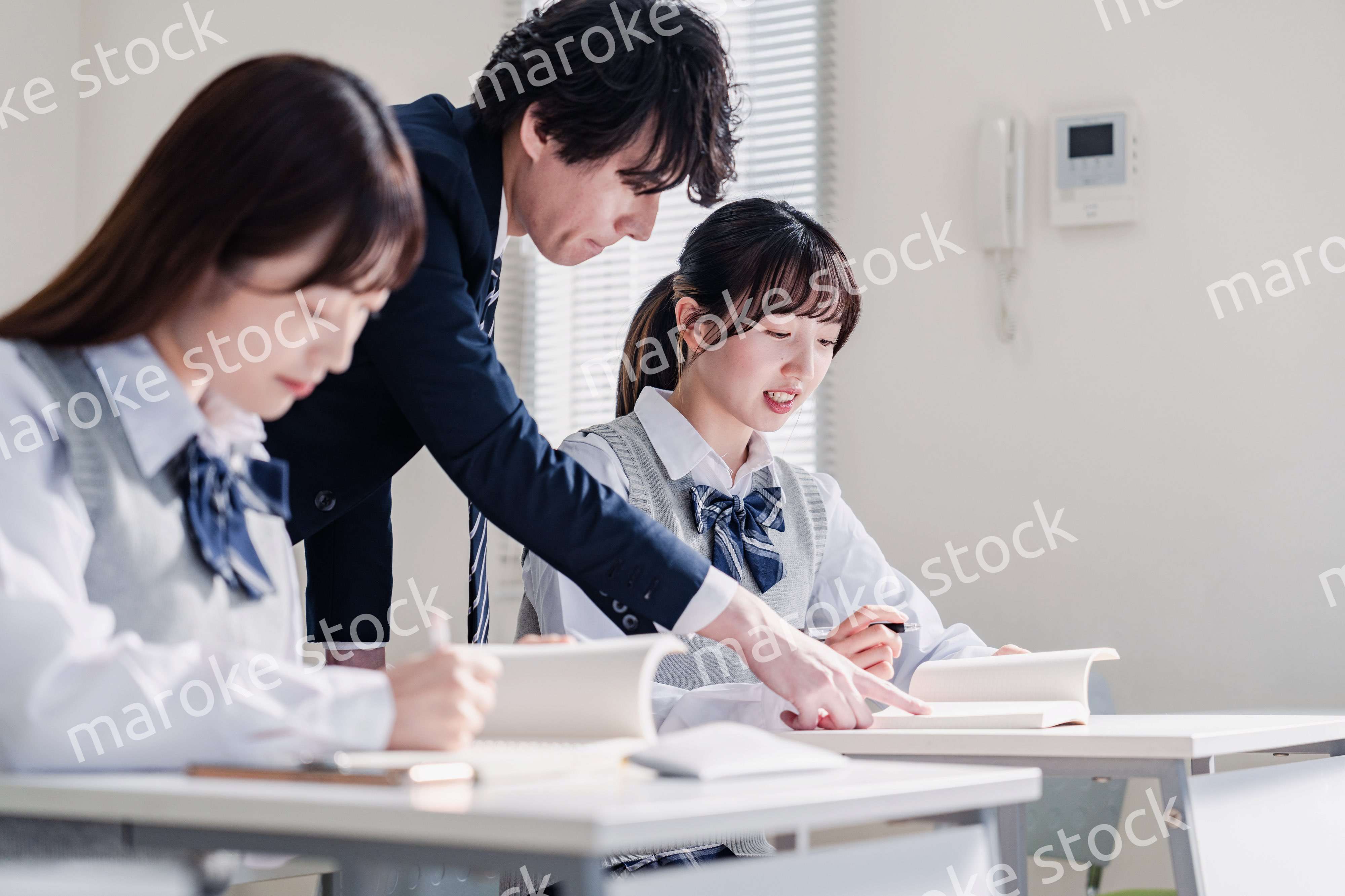 先生の指導を受ける高校生