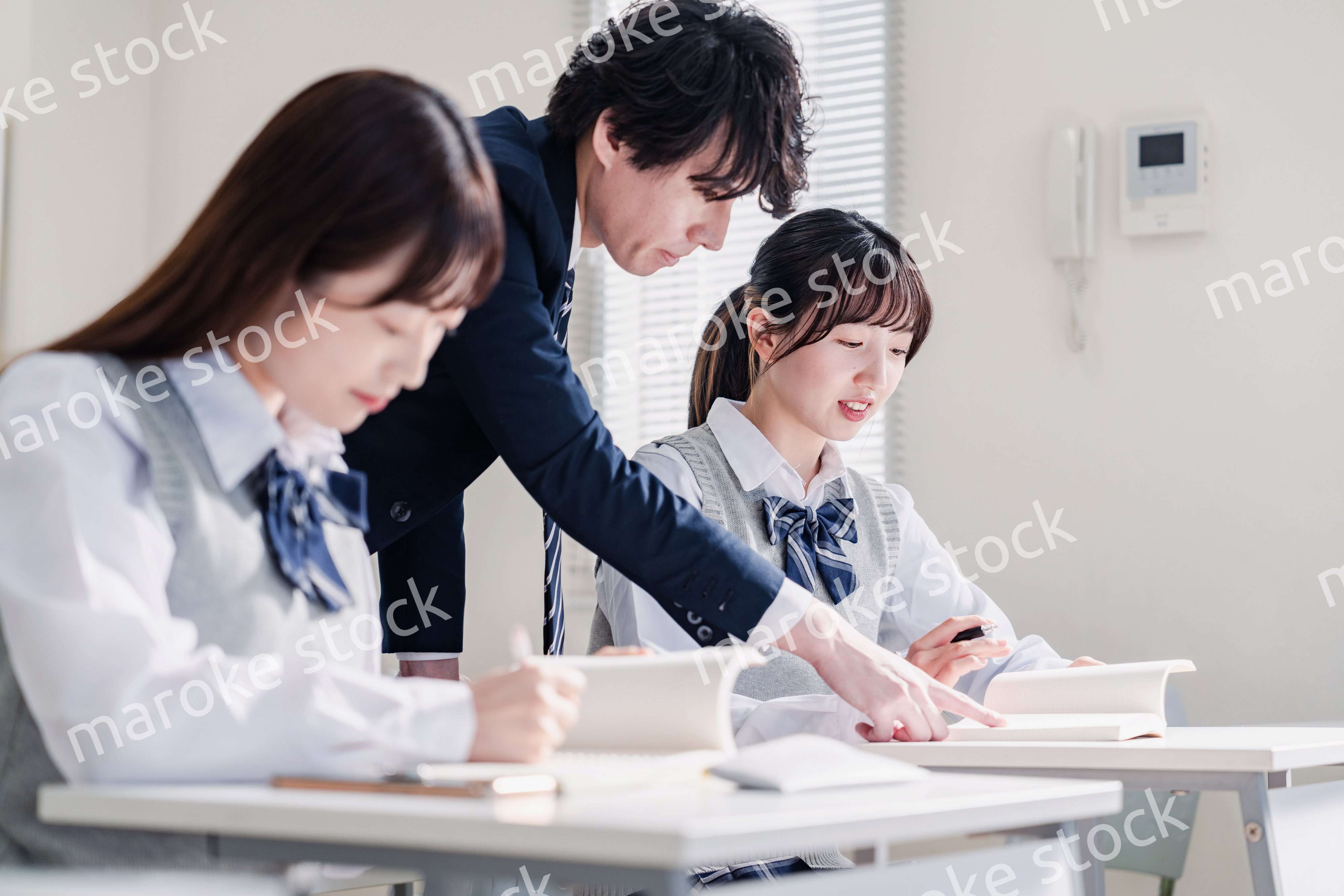 先生の指導を受ける高校生
