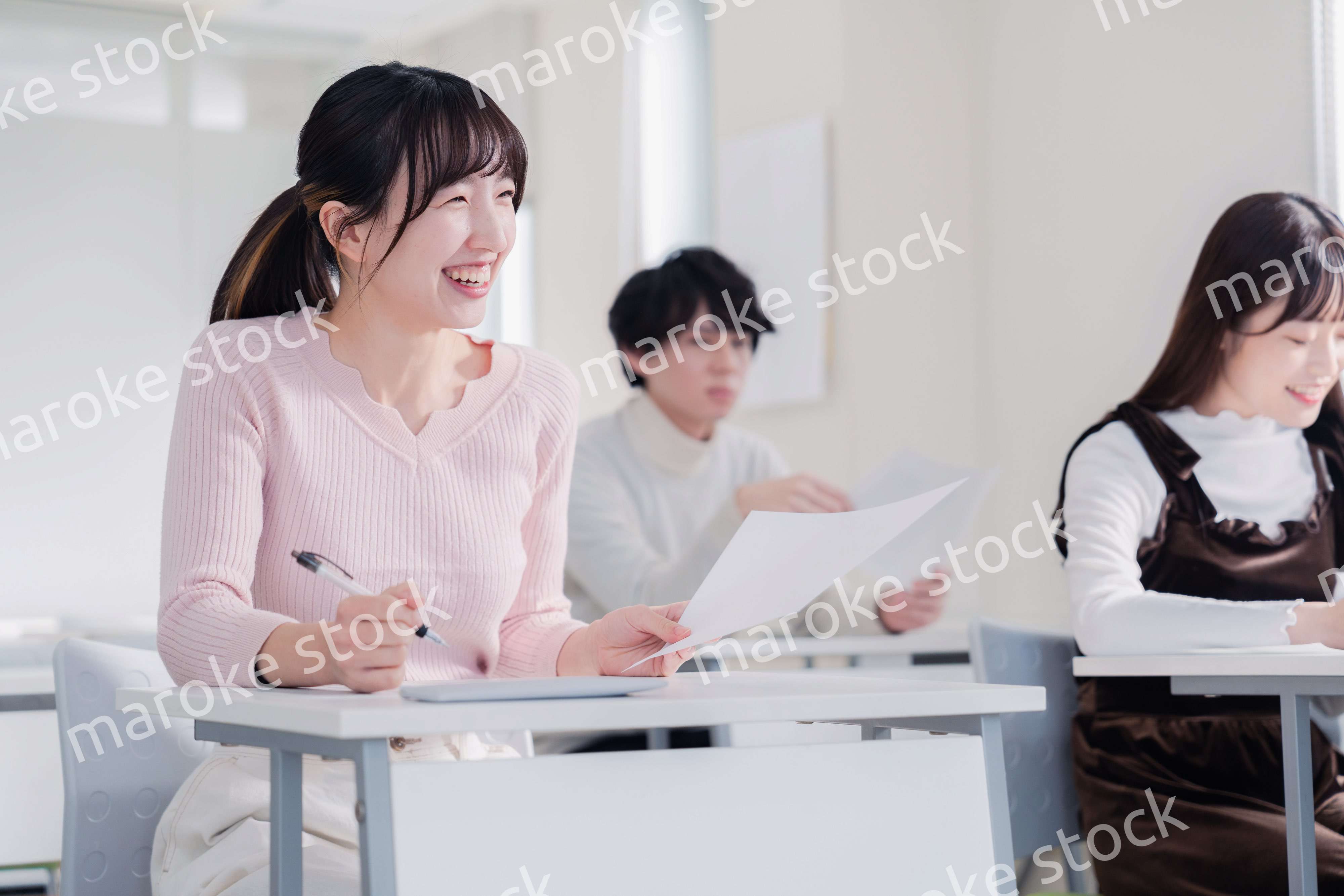 キャンパスで仲良く話をする大学生