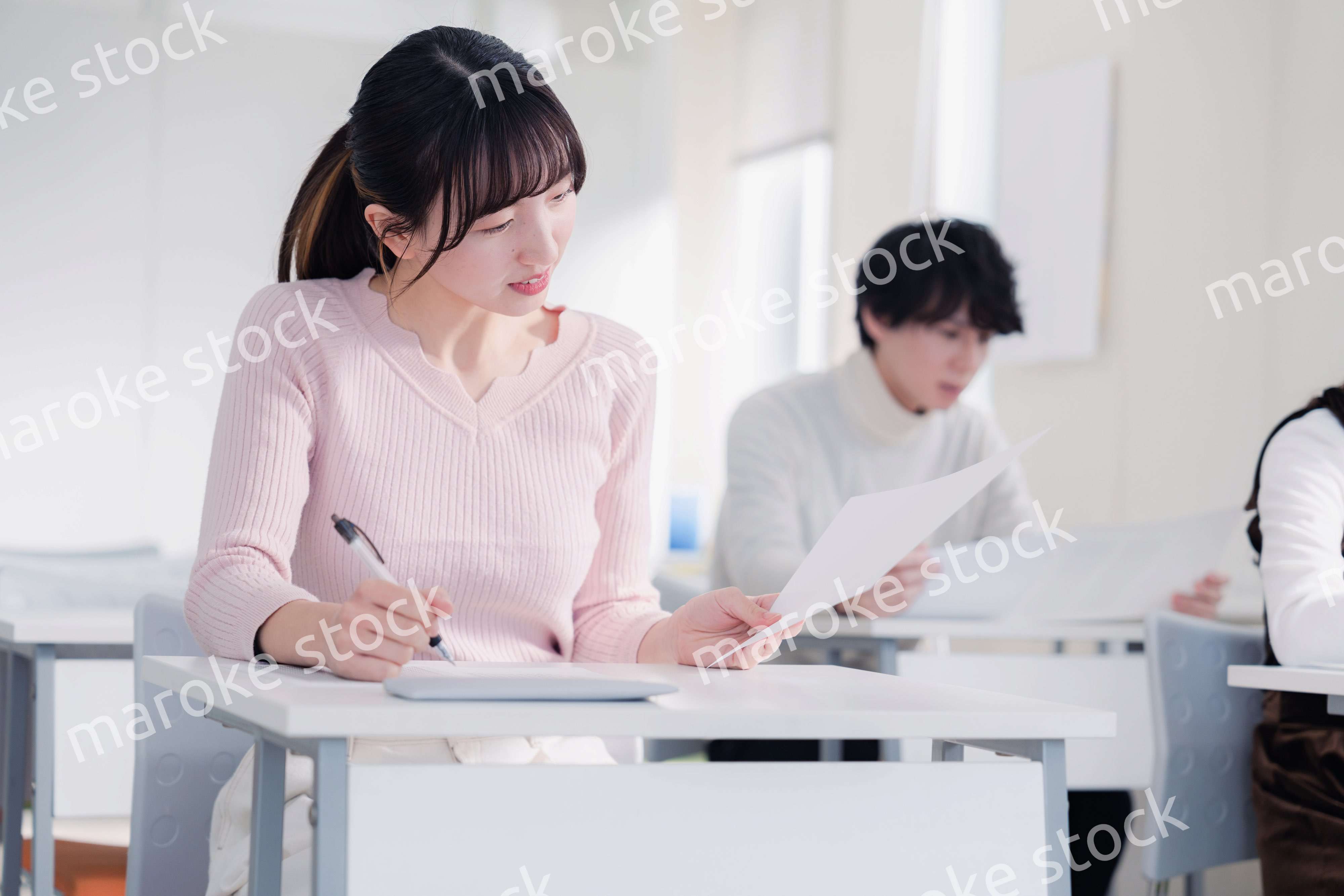 キャンパスで仲良く話をする大学生