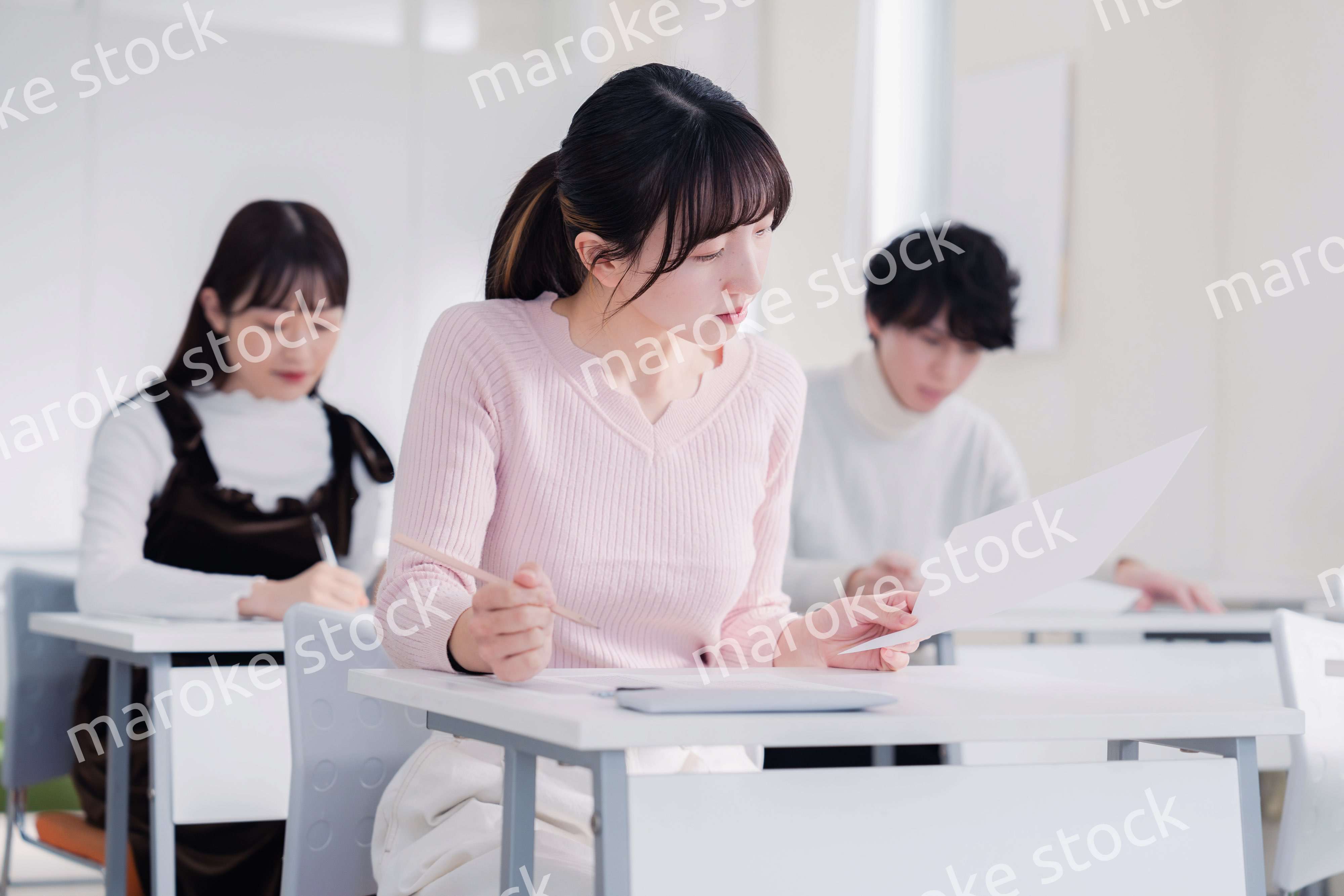 試験を受ける私服の受験生