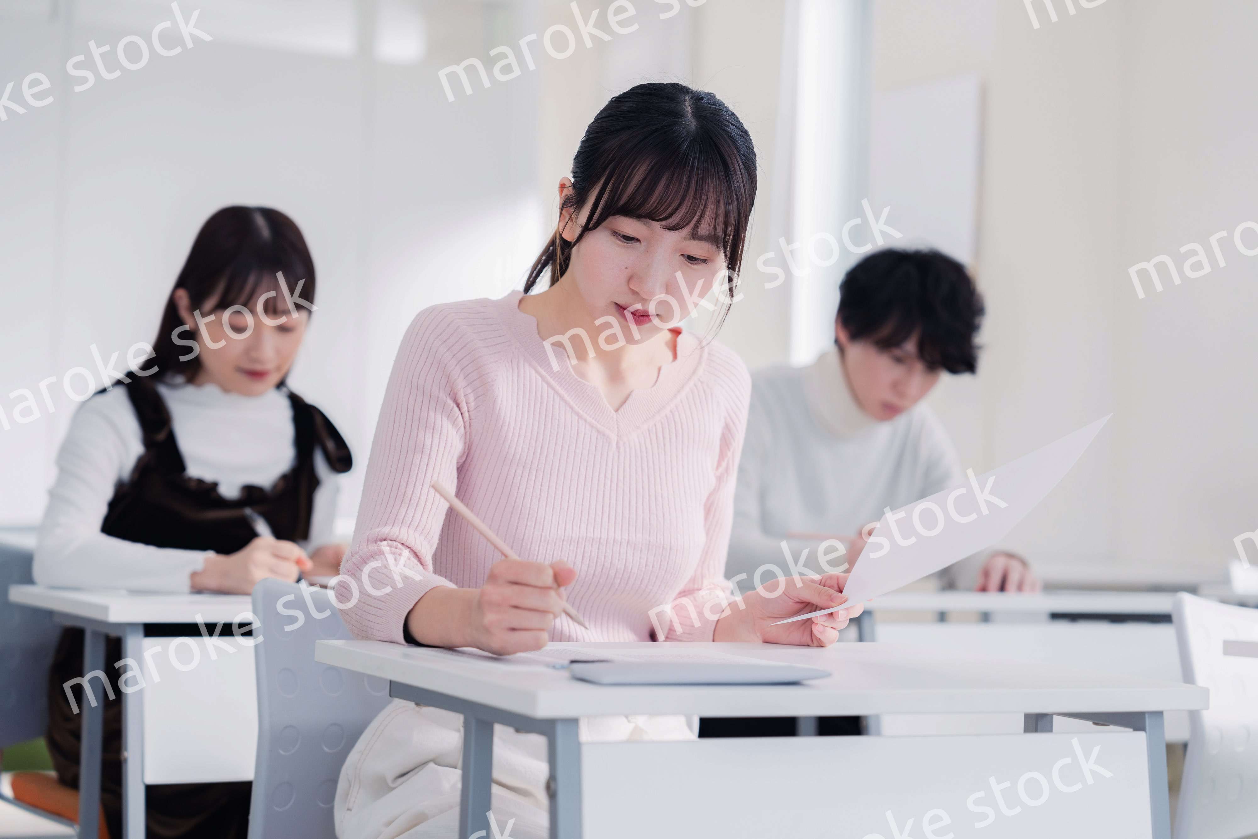 試験を受ける私服の受験生