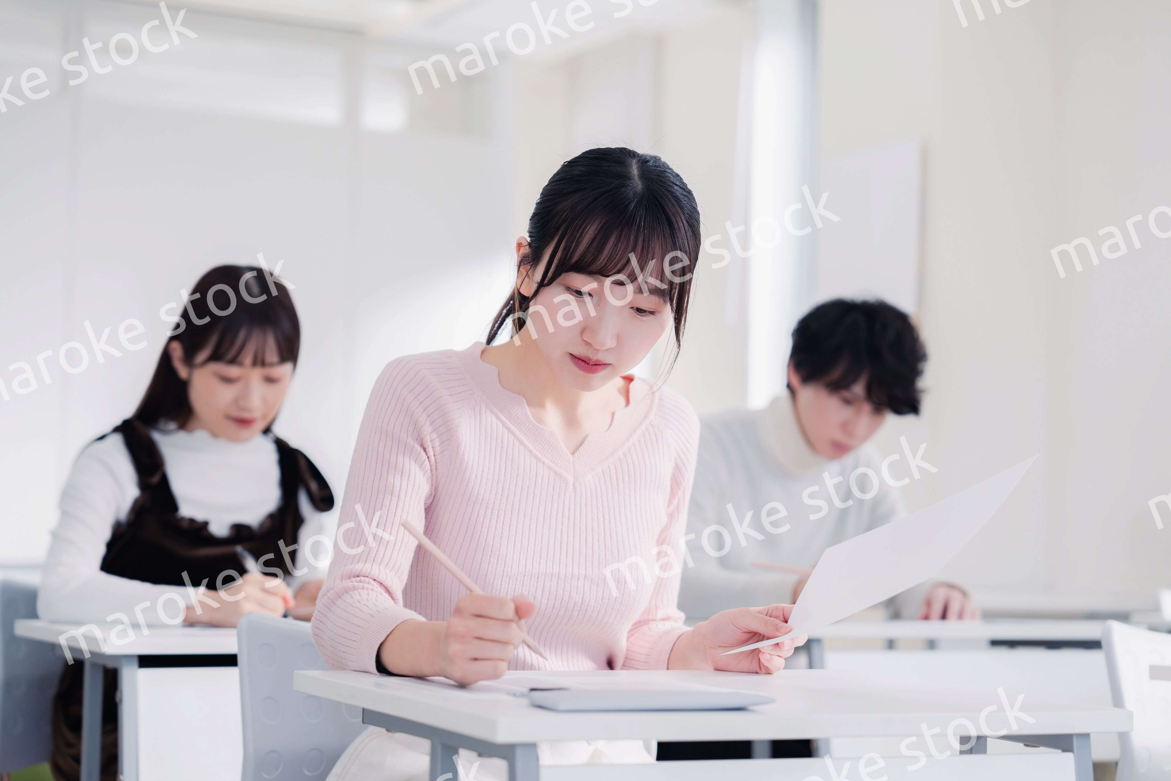 試験を受ける私服の受験生