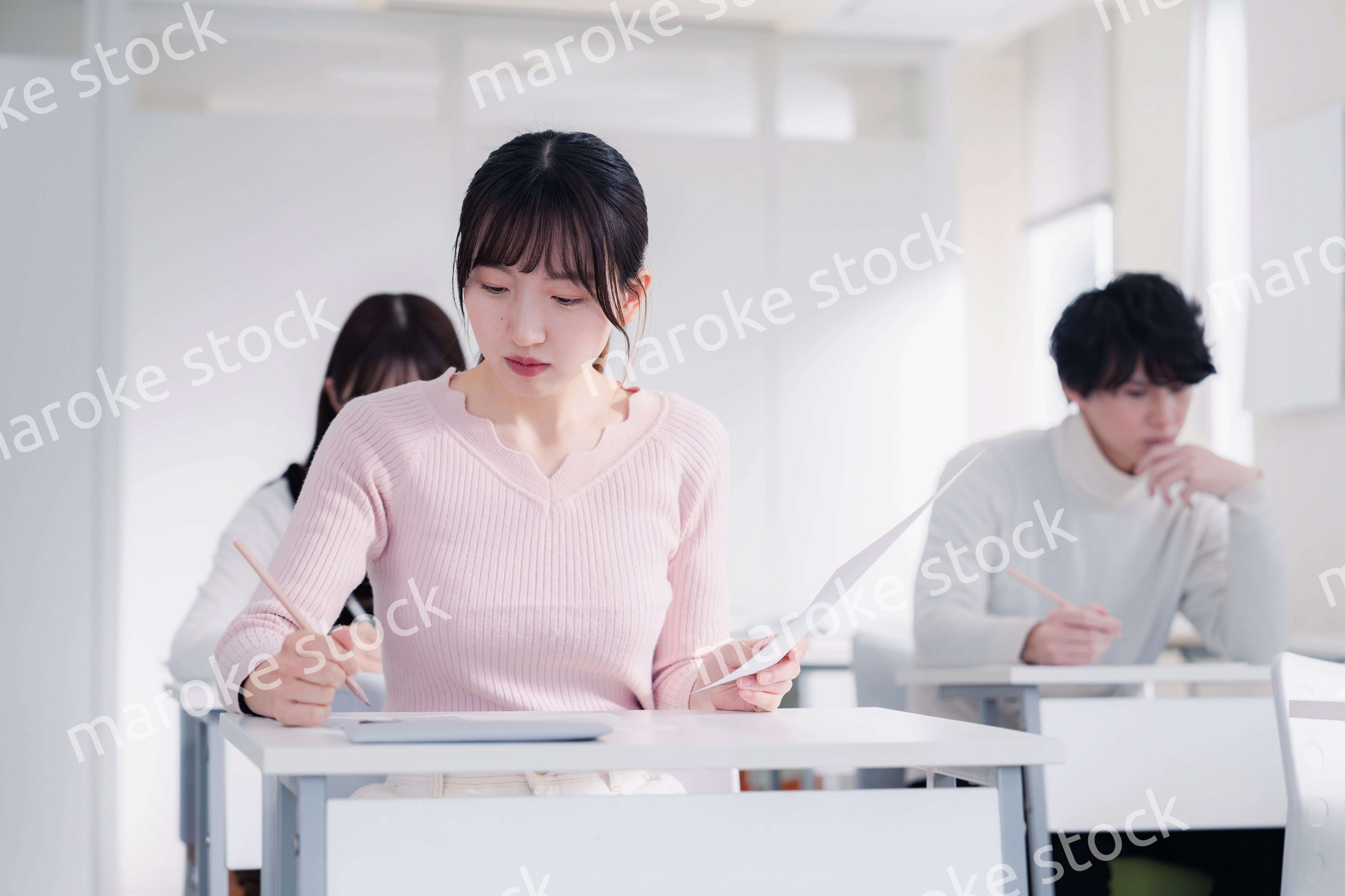 試験を受ける私服の受験生