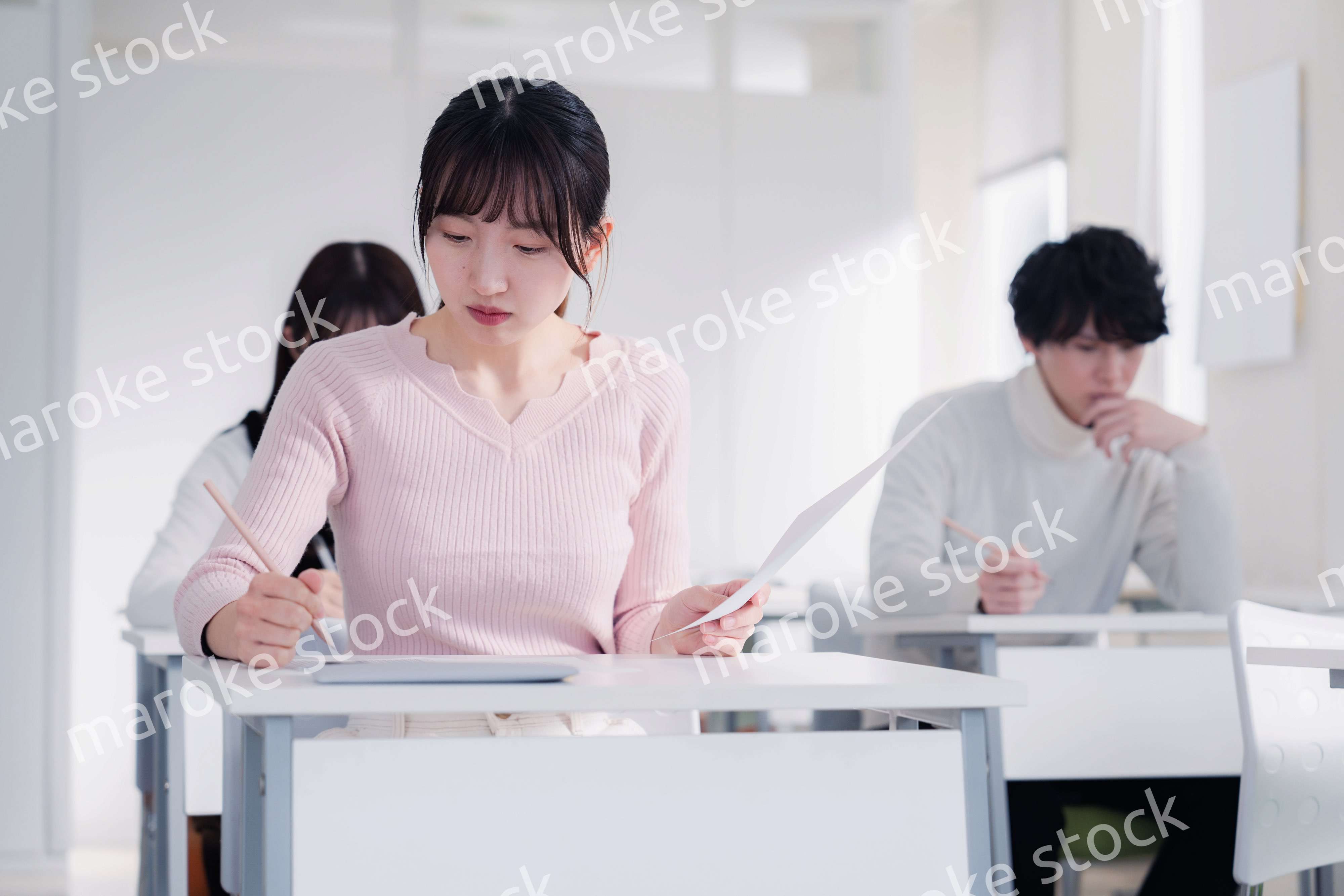 試験を受ける私服の受験生