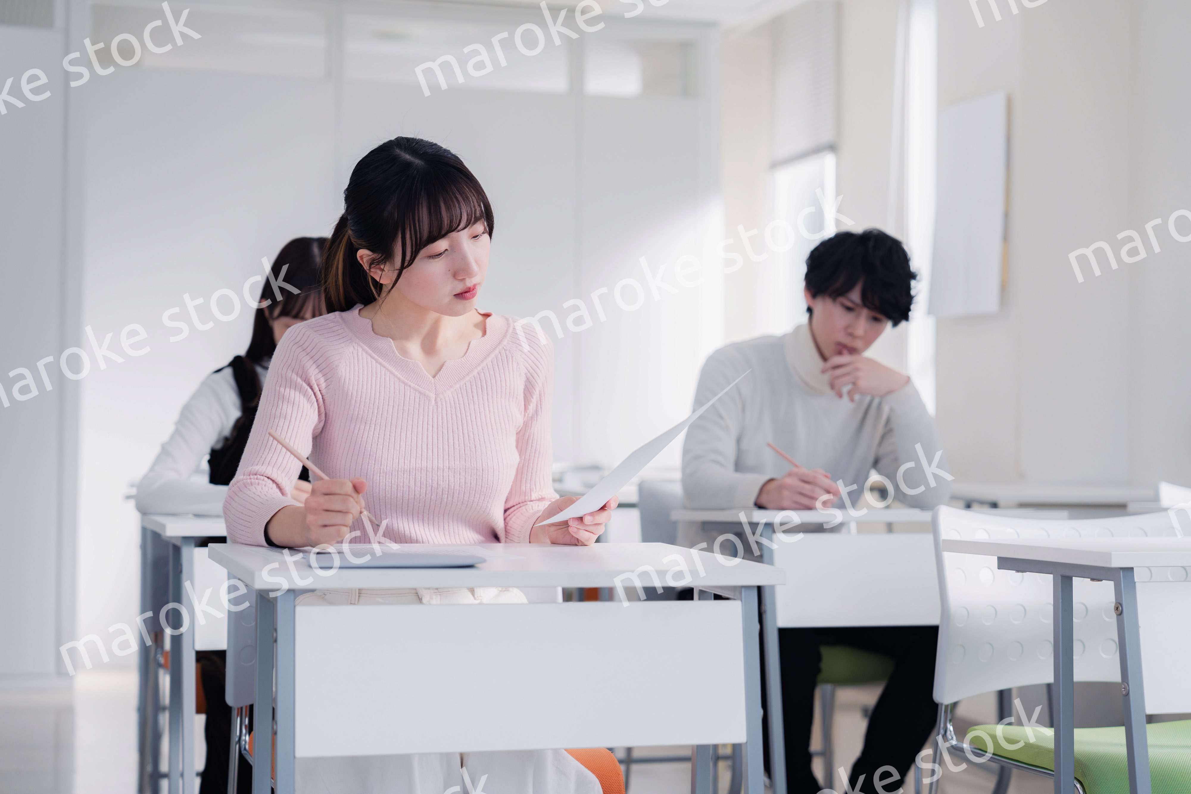 試験を受ける私服の受験生