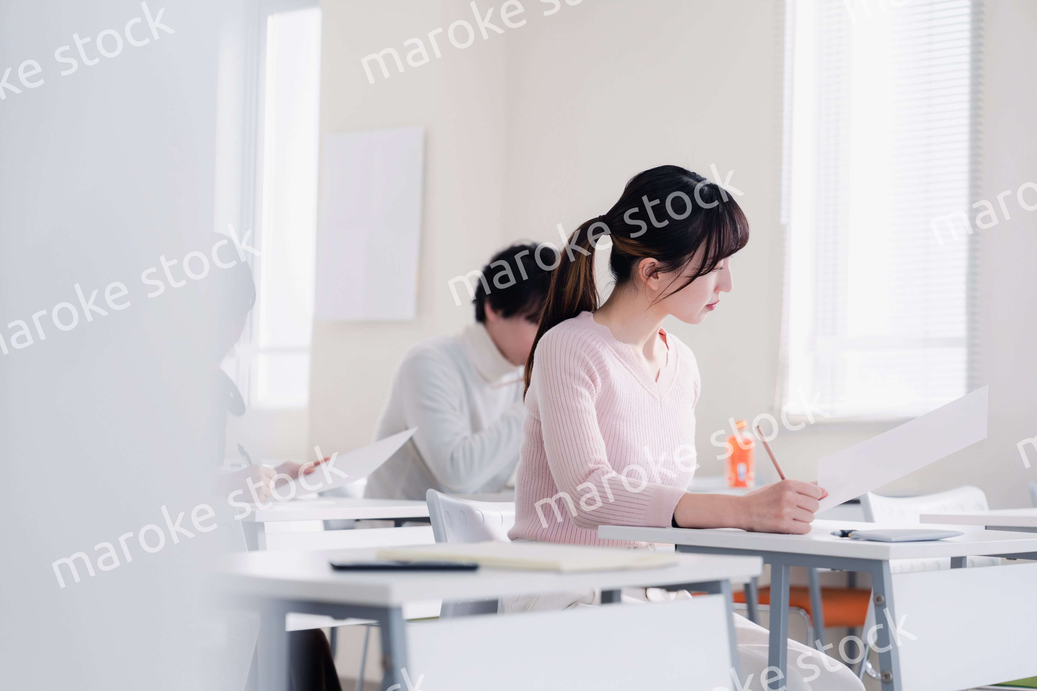 試験を受ける私服の受験生