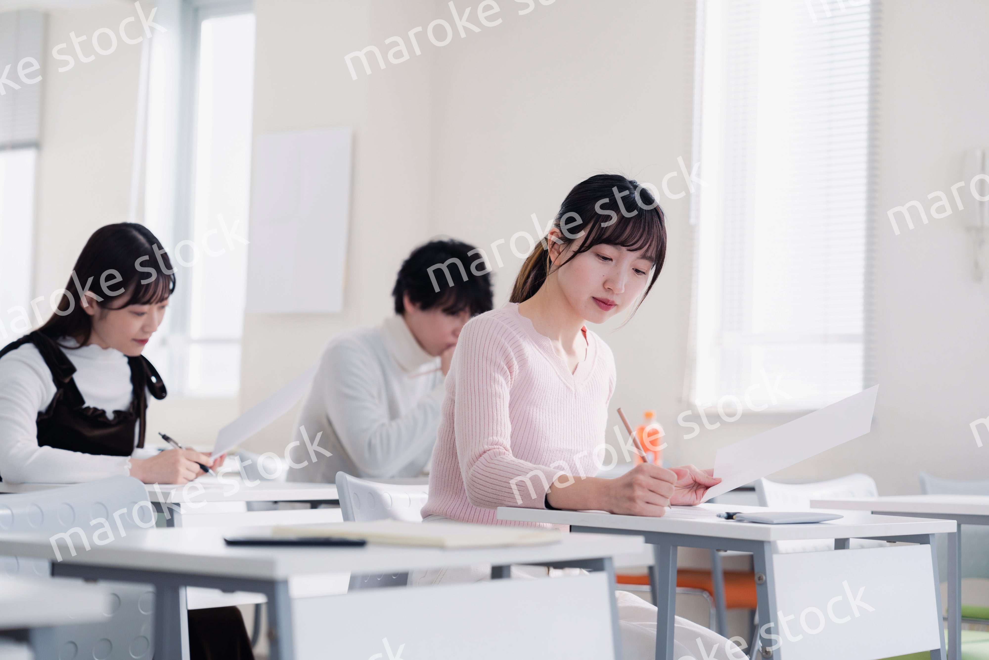 試験を受ける私服の受験生