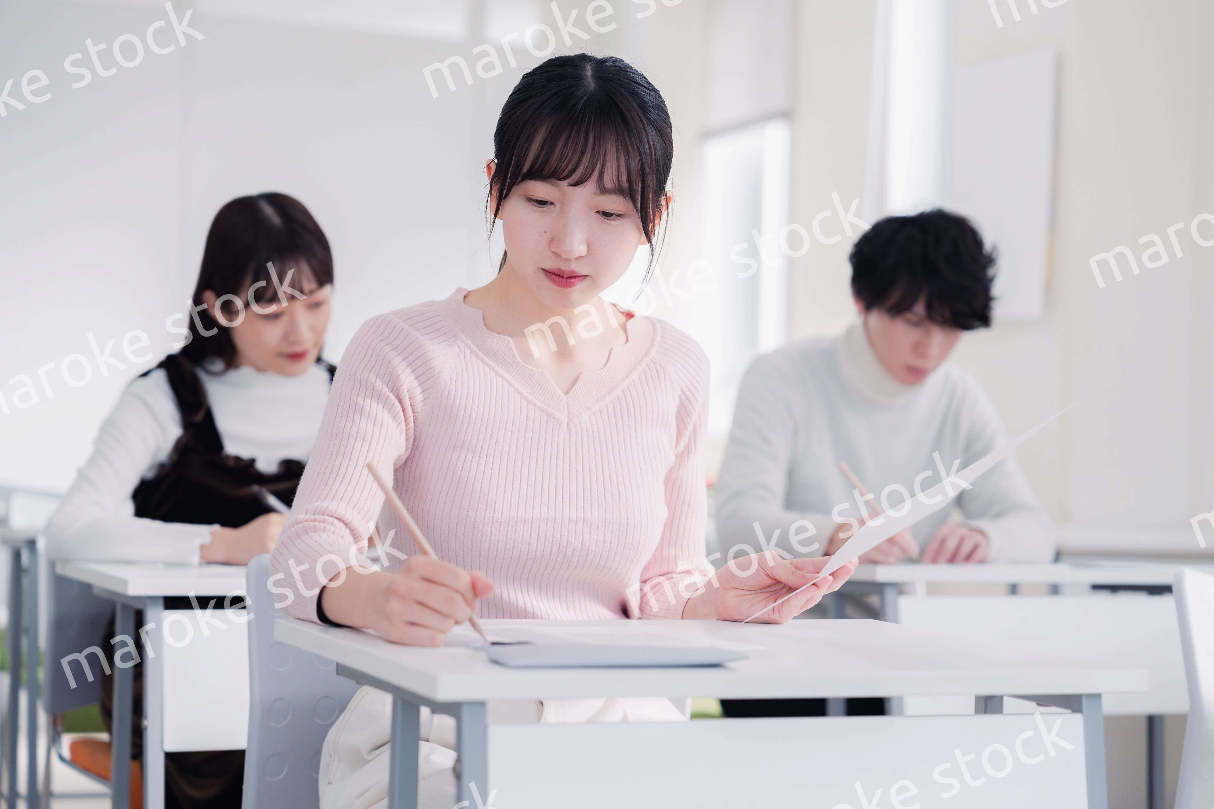 試験を受ける私服の受験生