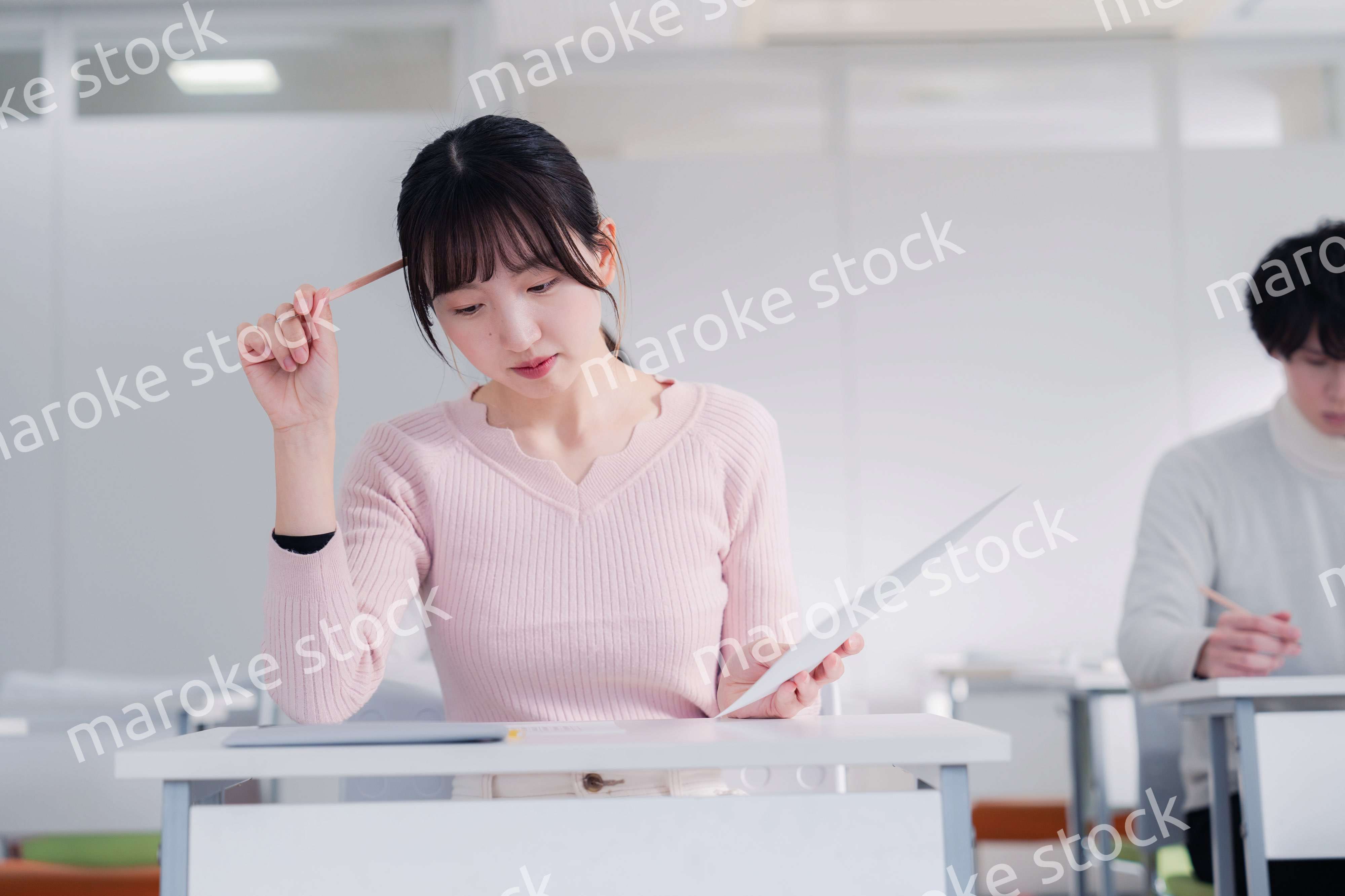 試験を受ける私服の受験生