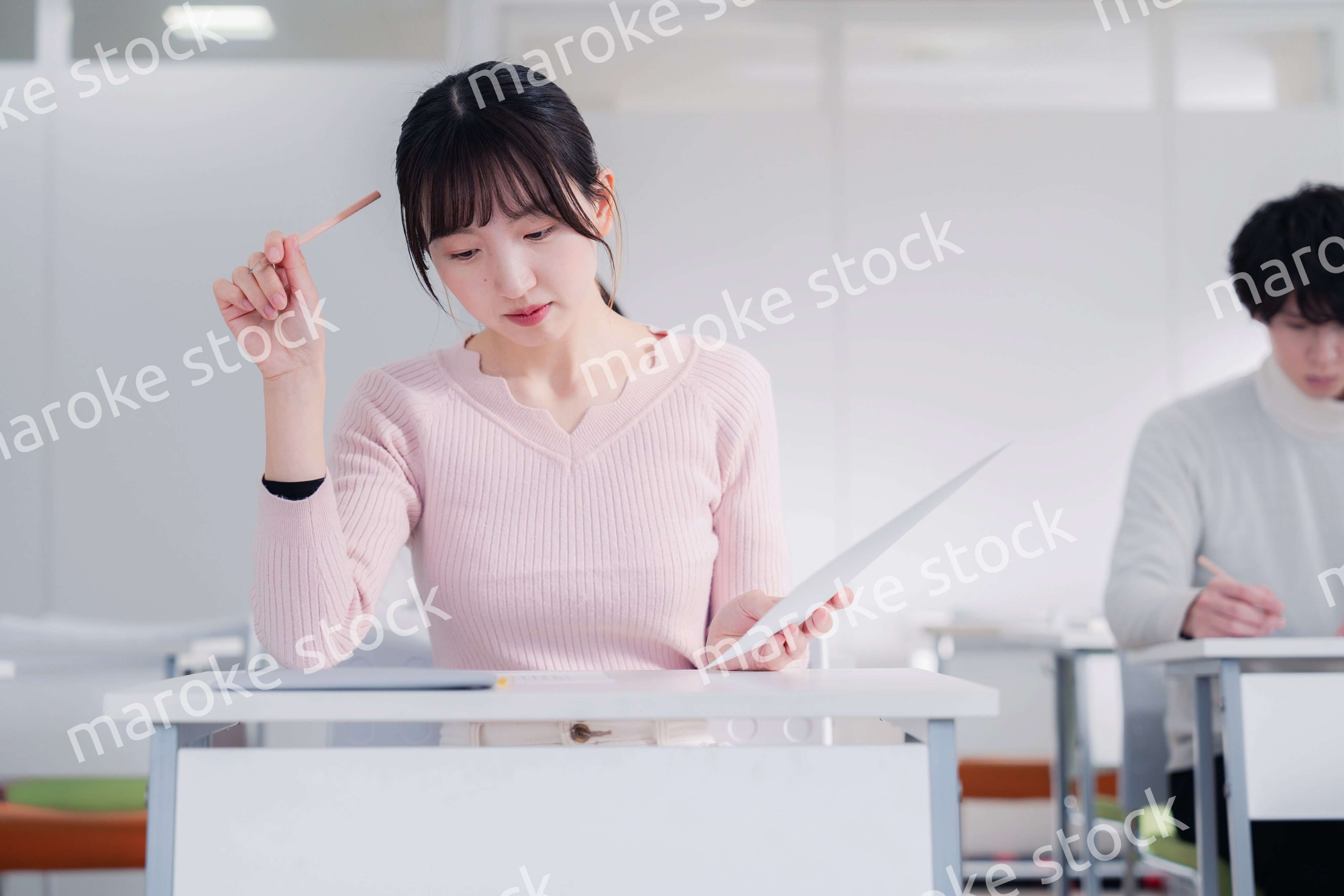 試験を受ける私服の受験生