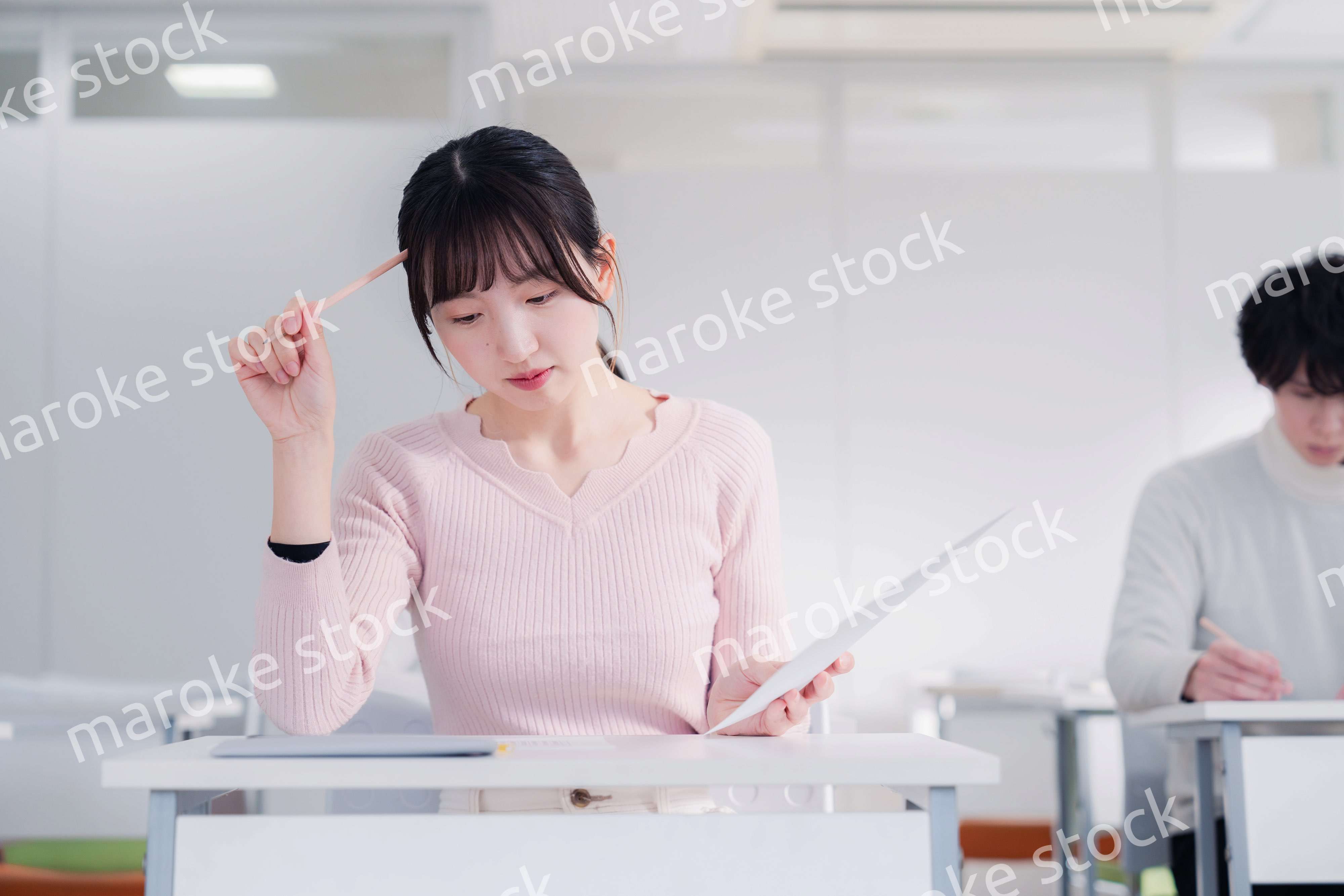 試験を受ける私服の受験生