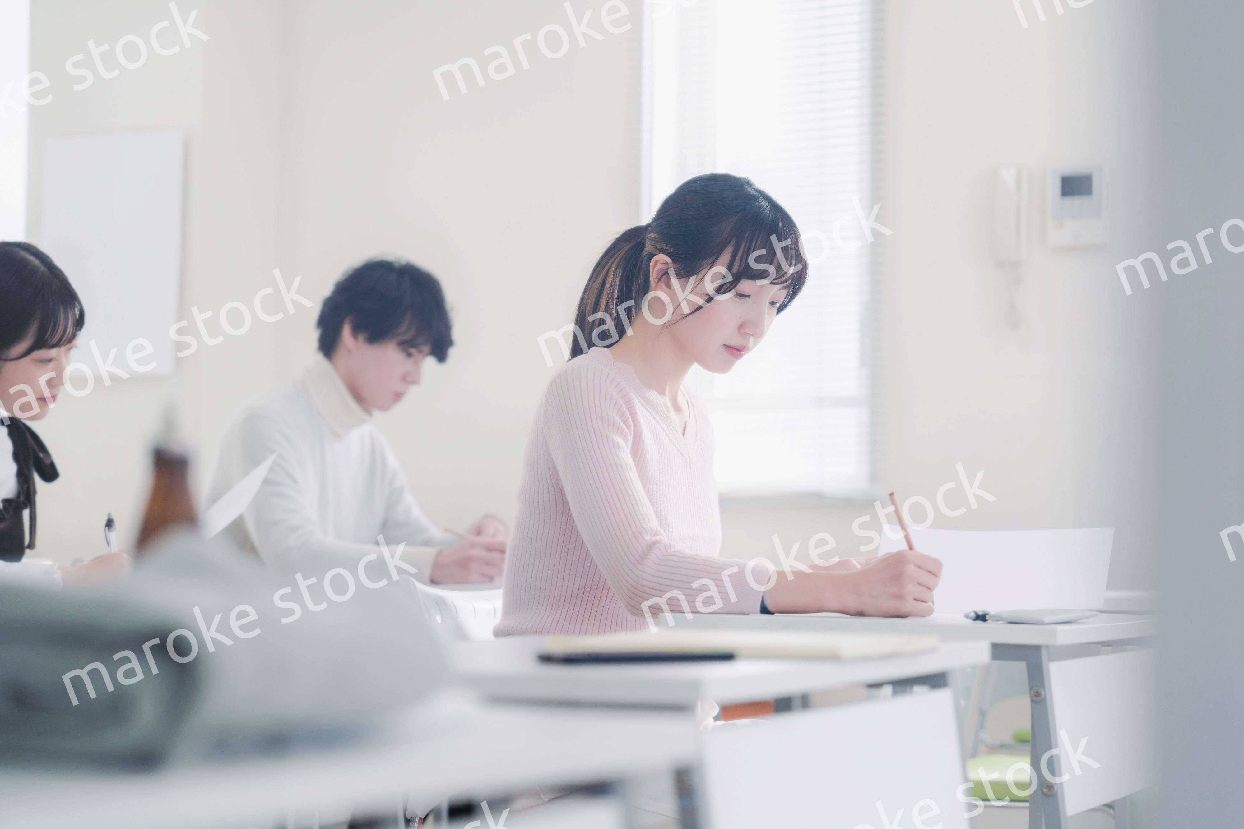 試験を受ける私服の受験生