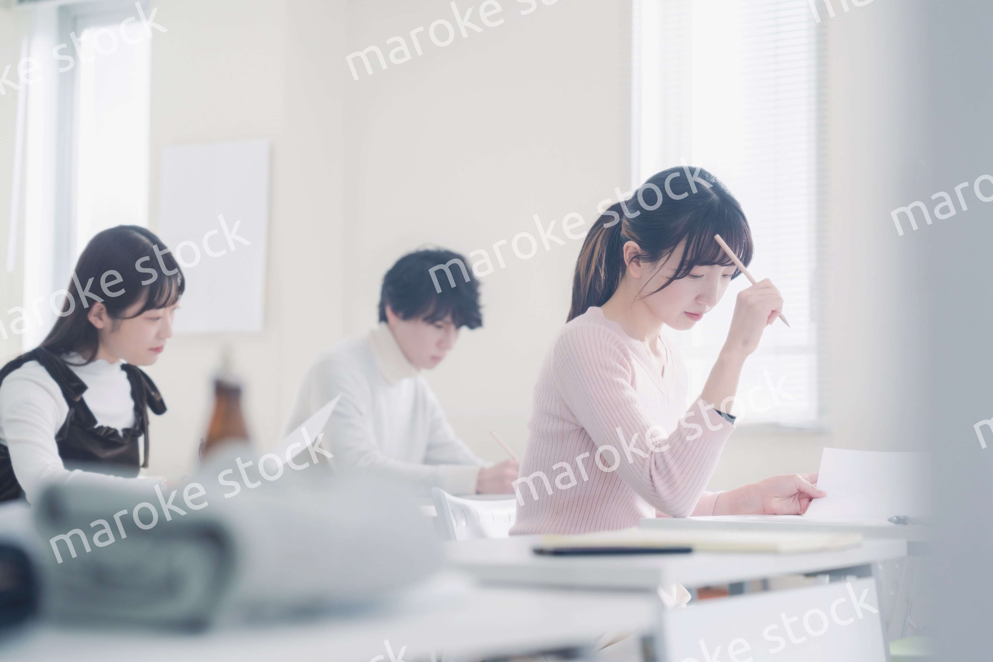 試験を受ける私服の受験生