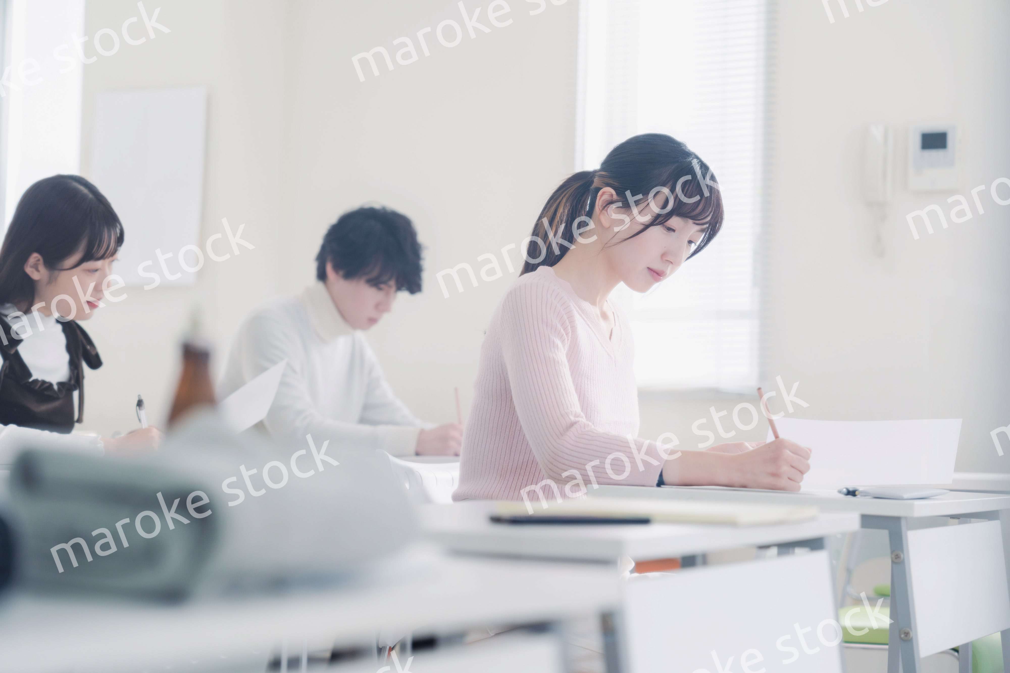 試験を受ける私服の受験生