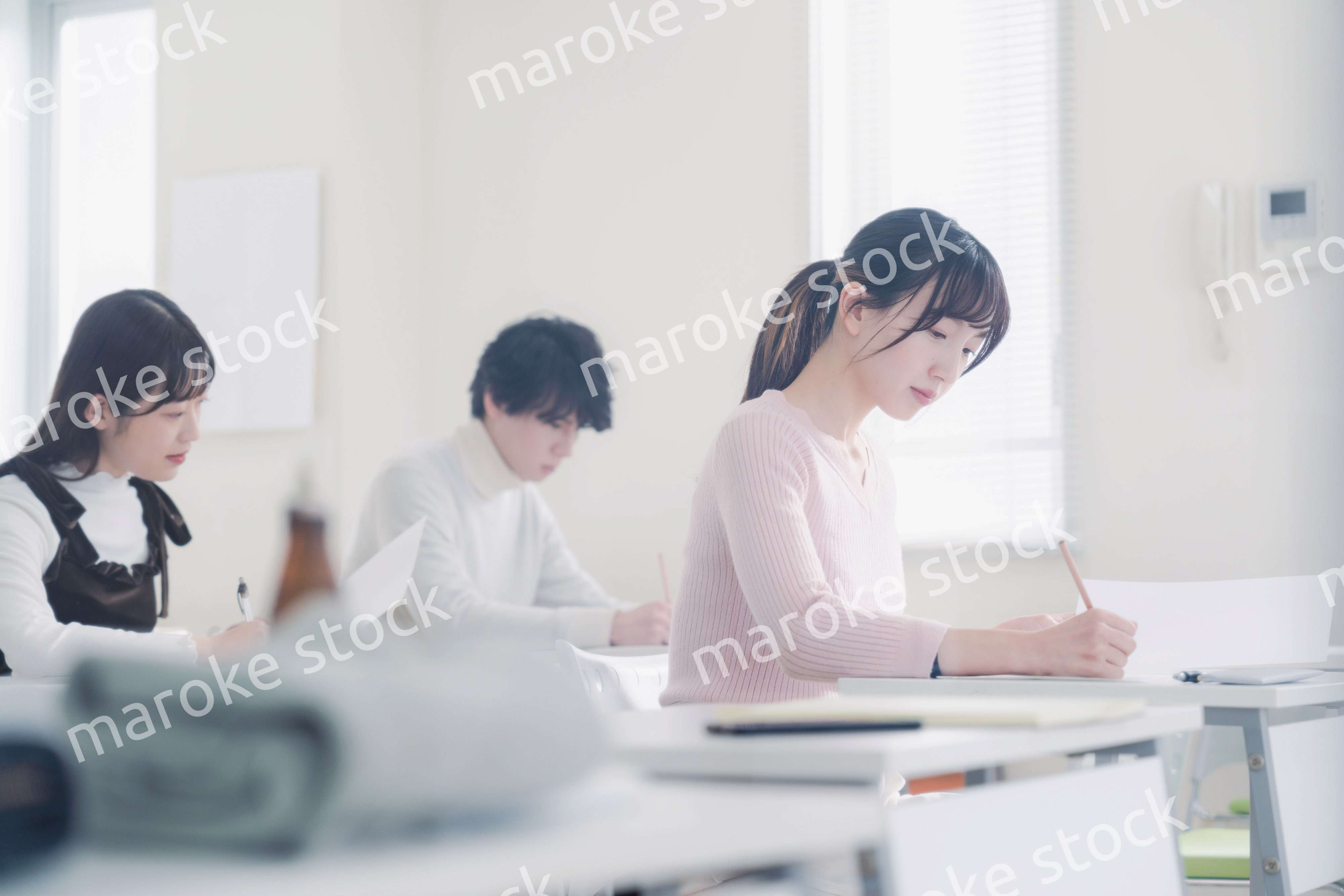 試験を受ける私服の受験生