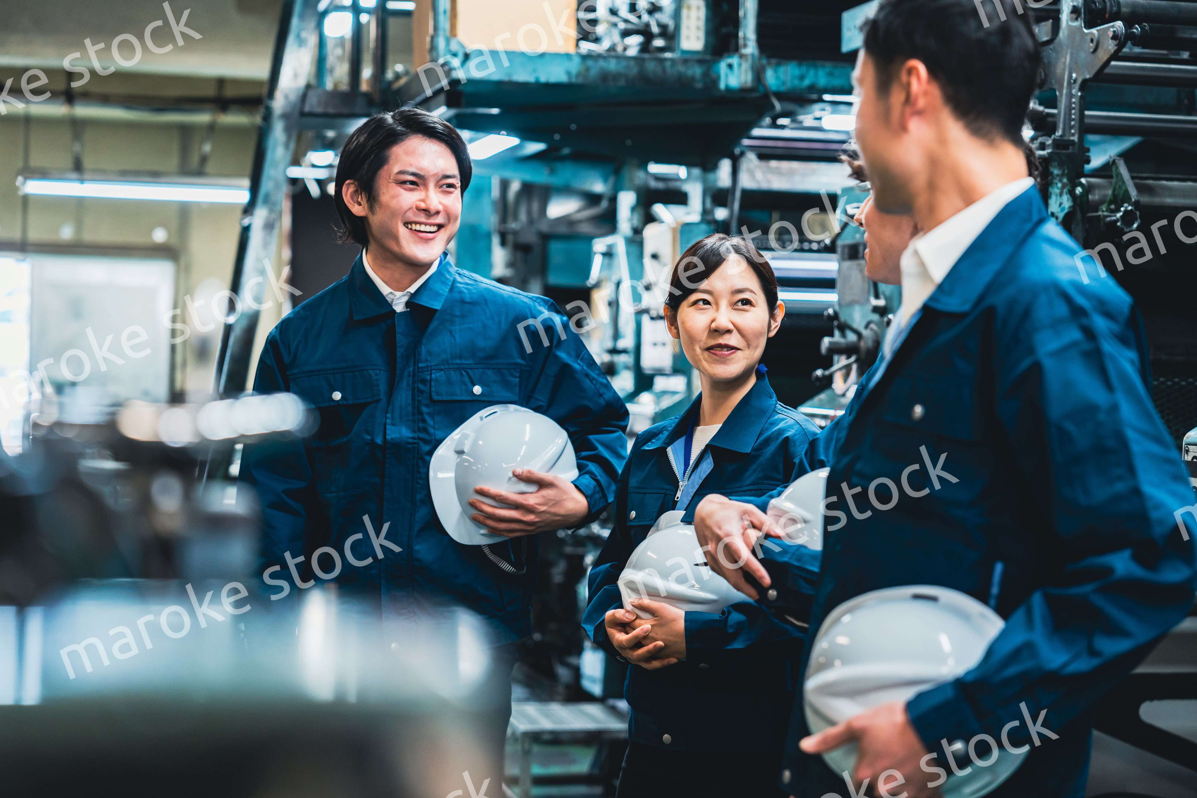 現場で情報共有をする労働者