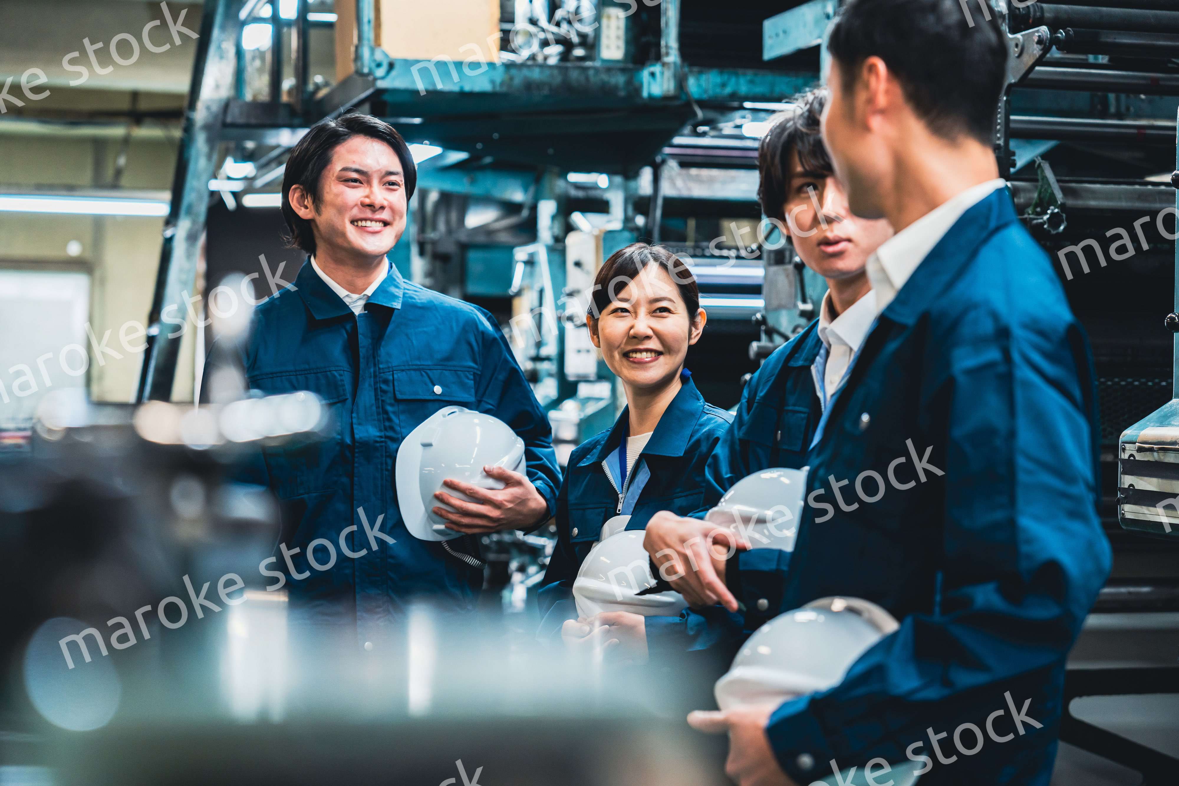 現場で情報共有をする労働者