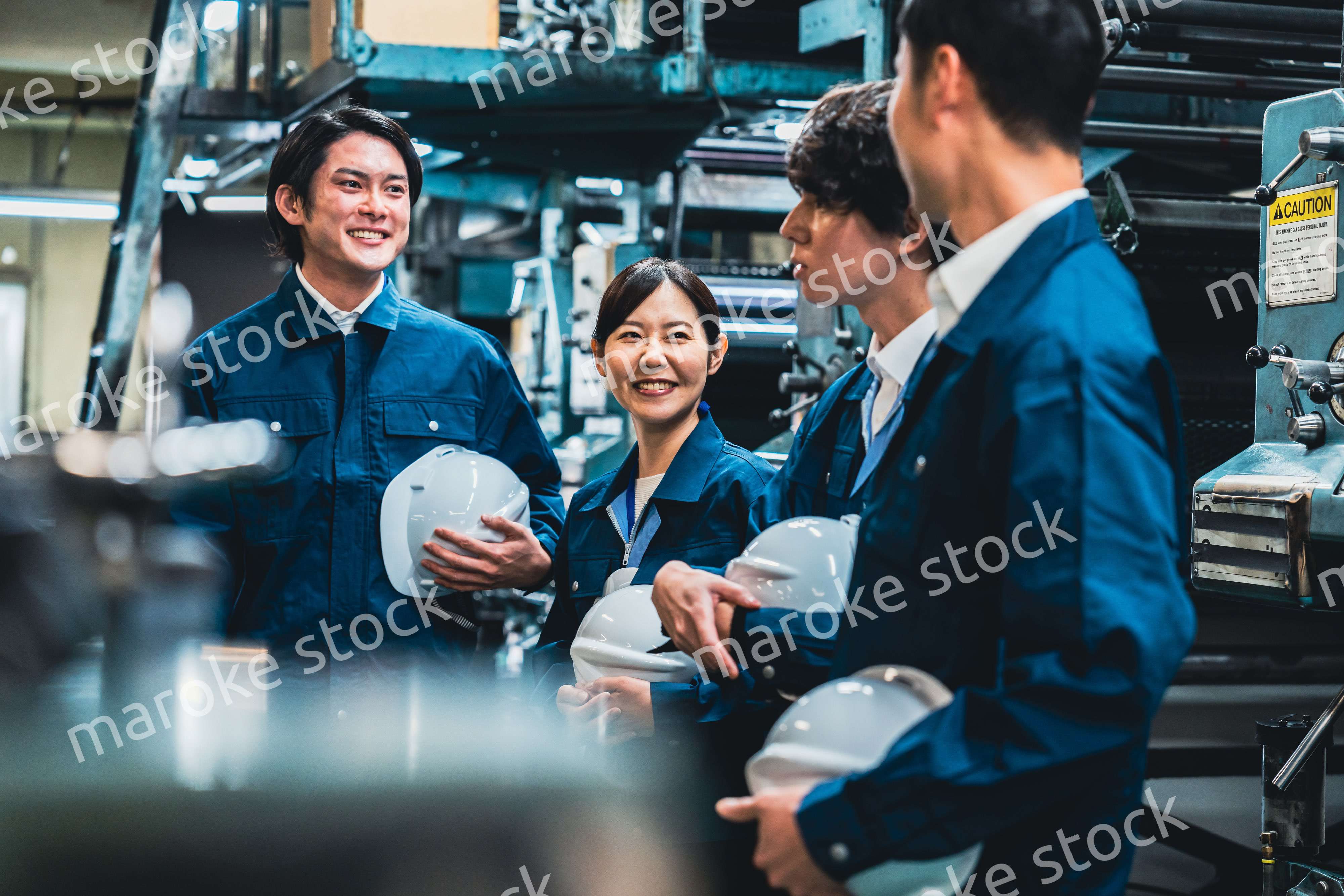 現場で情報共有をする労働者