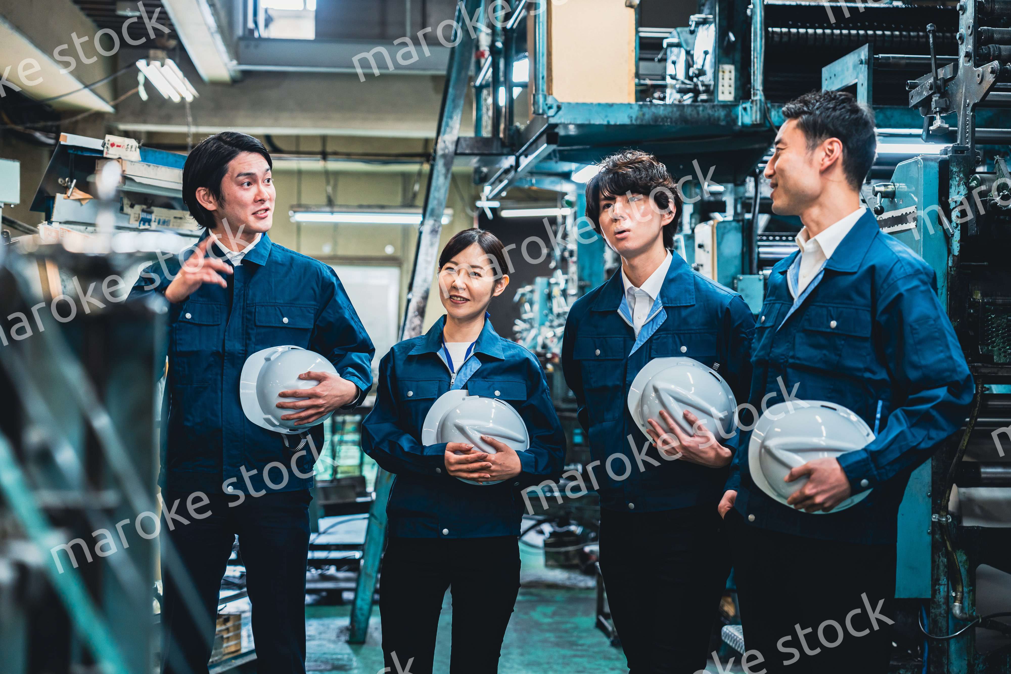 現場で情報共有をする労働者