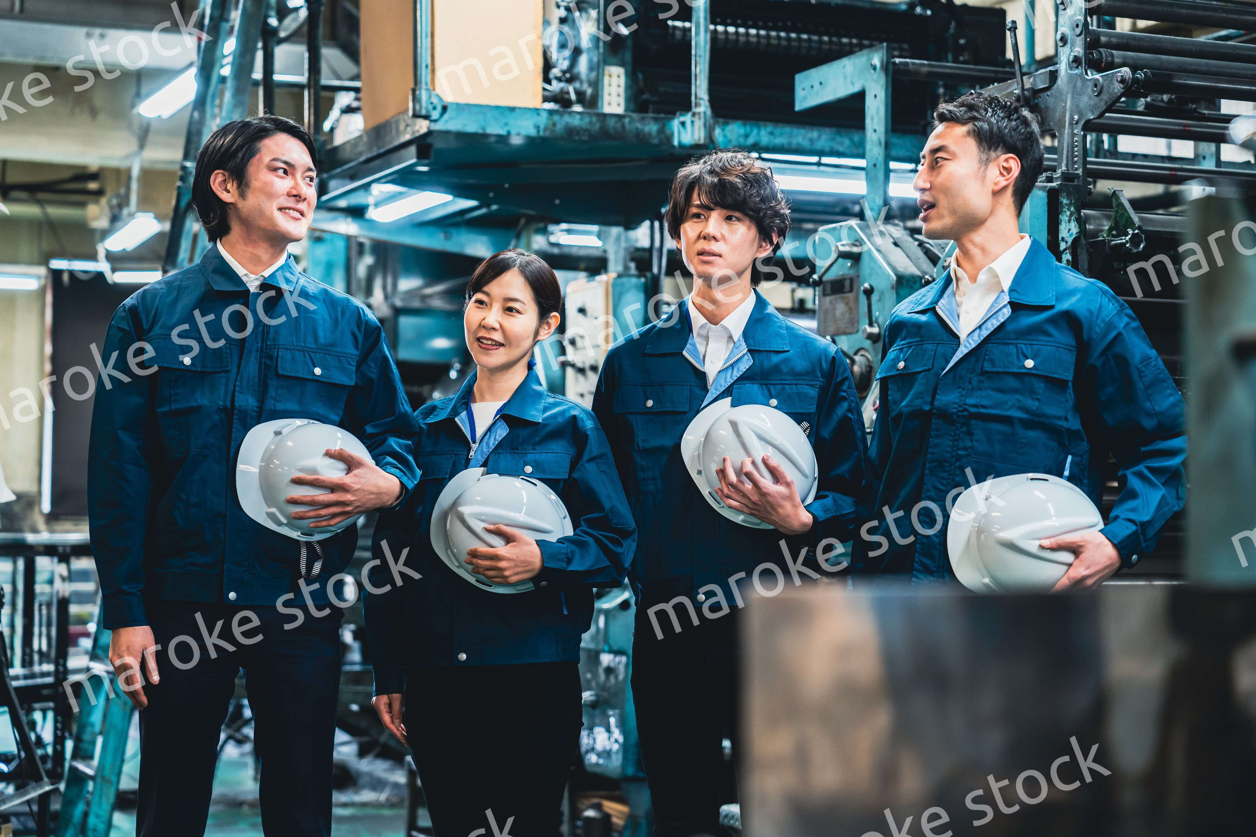 現場で情報共有をする労働者