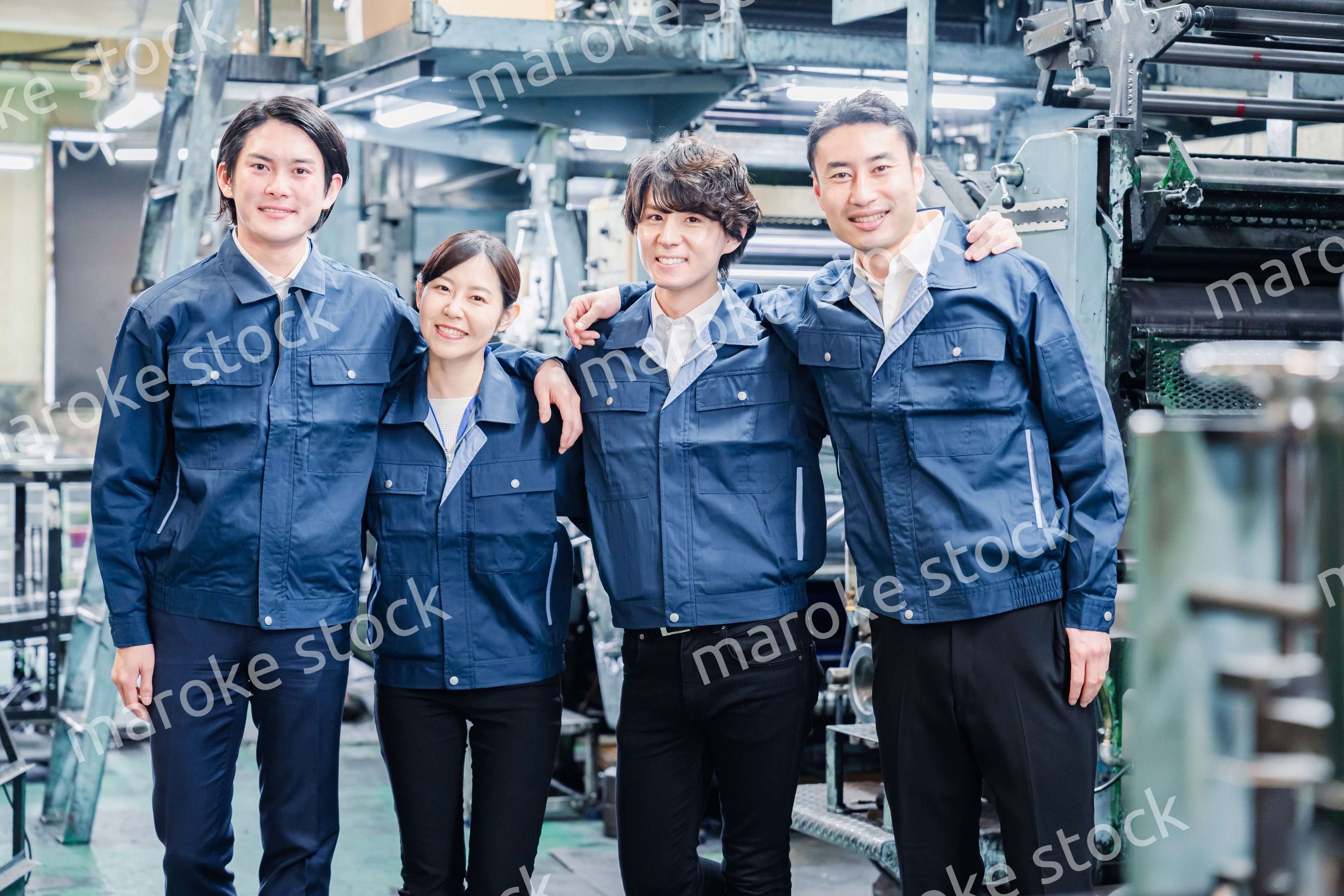 仲良く肩を組む工場スタッフ