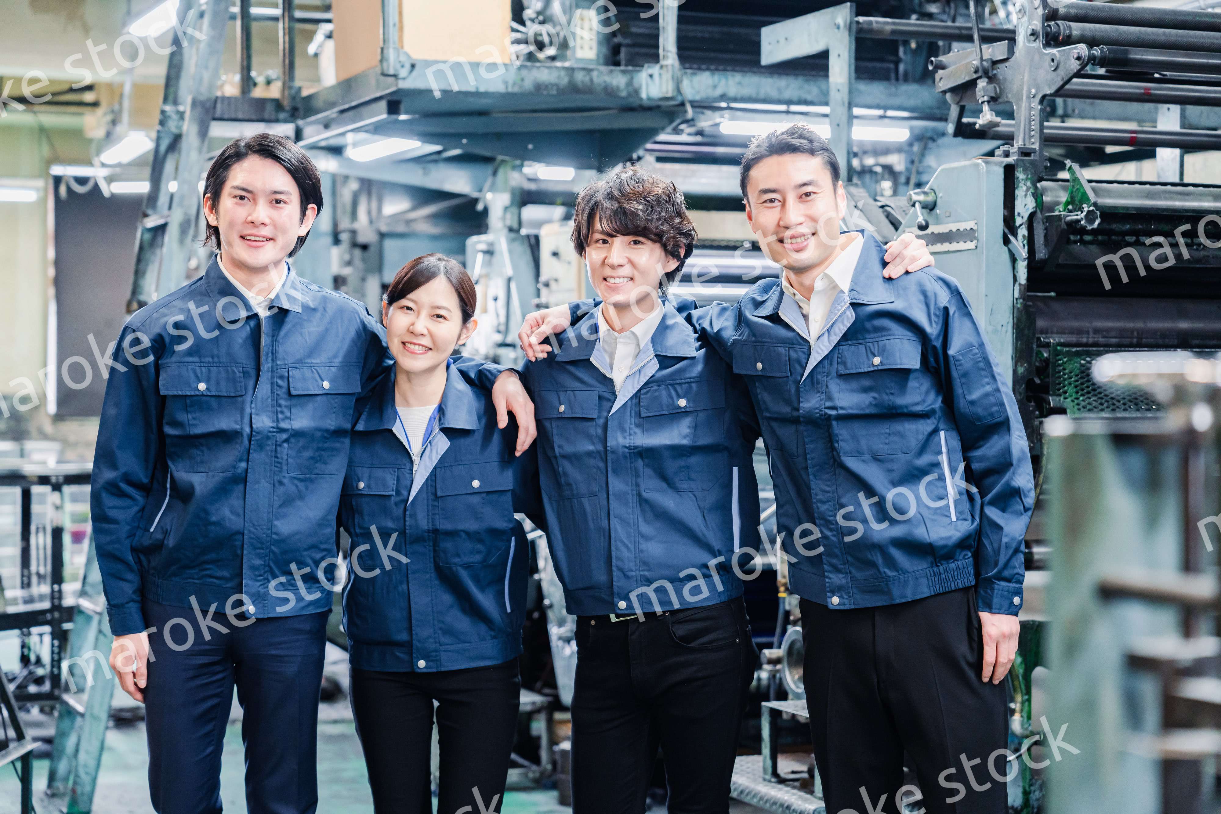 仲良く肩を組む工場スタッフ