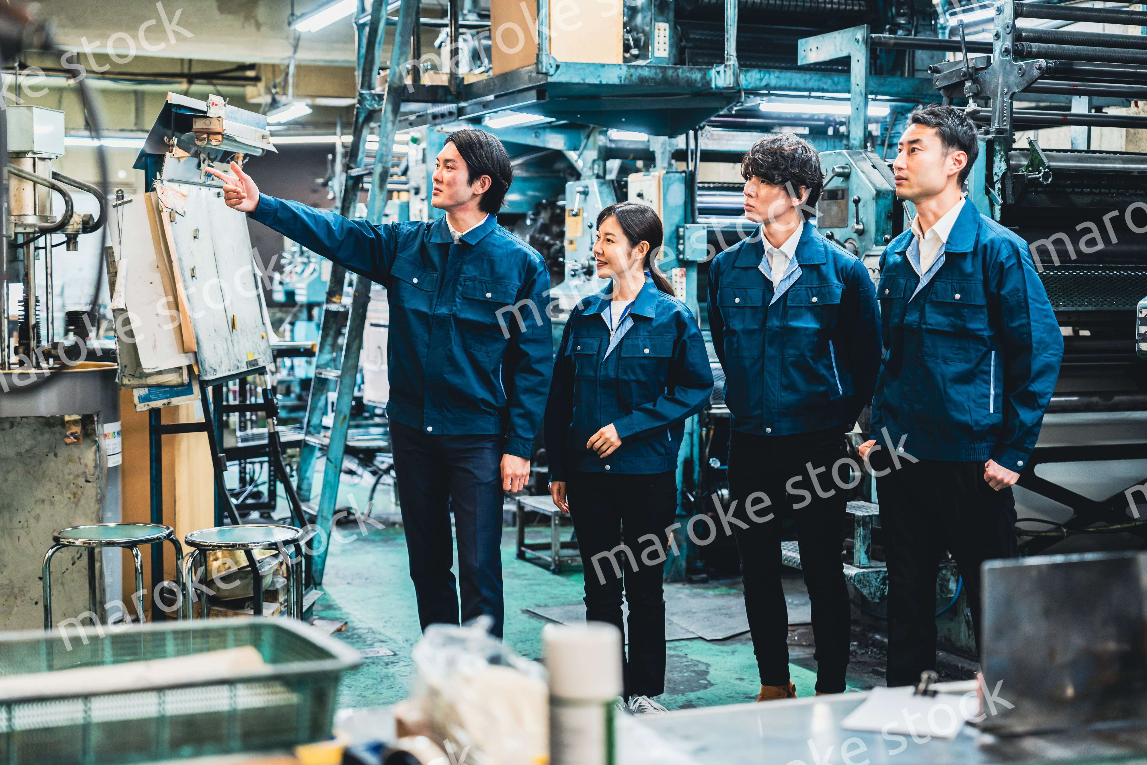 現場で情報共有をする労働者