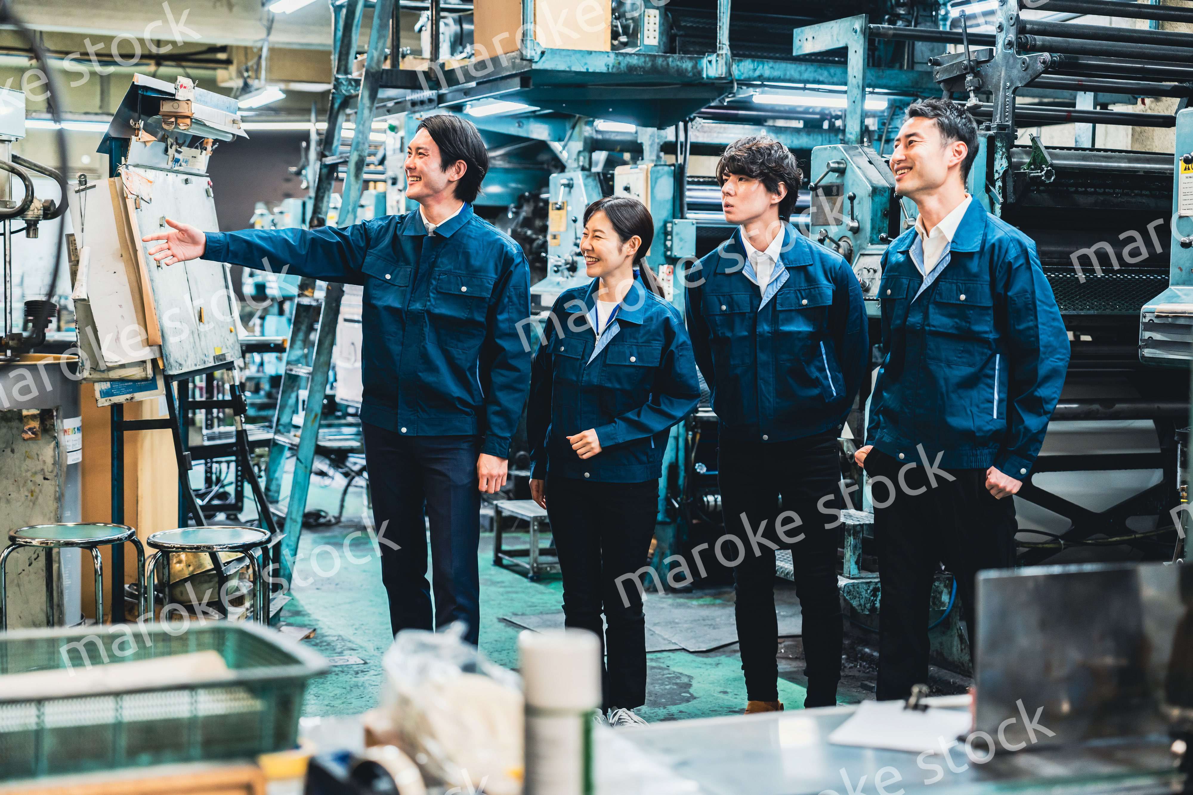 現場で情報共有をする労働者