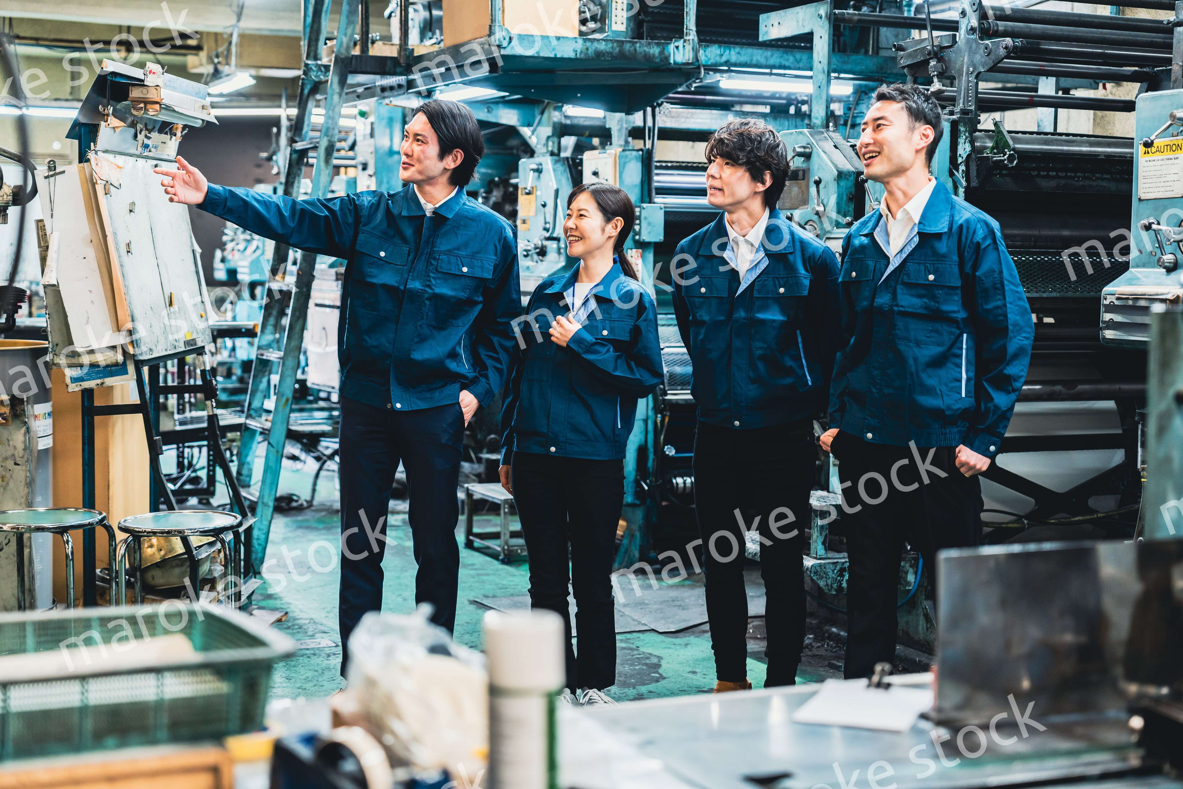 現場で情報共有をする労働者