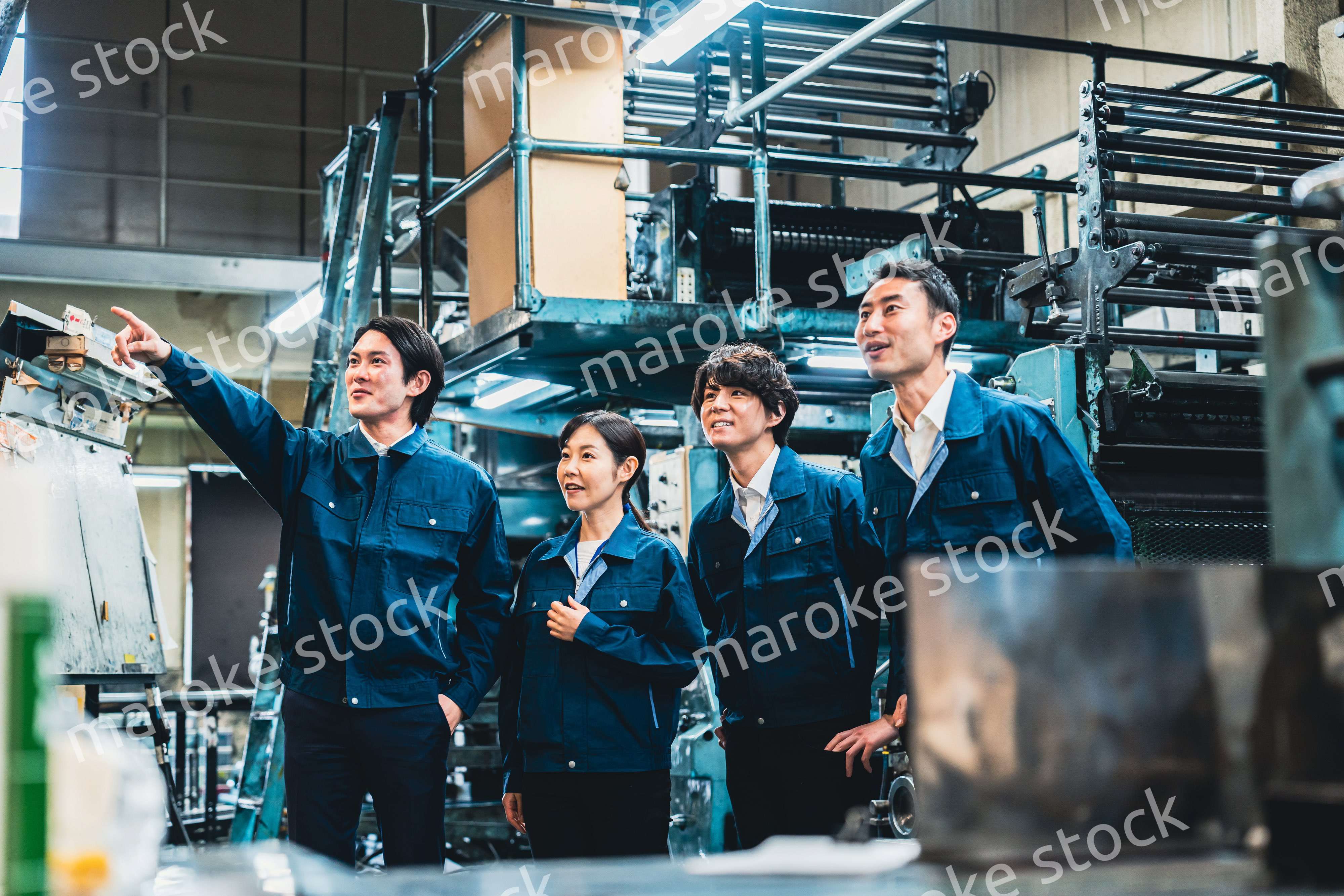 現場で情報共有をする労働者