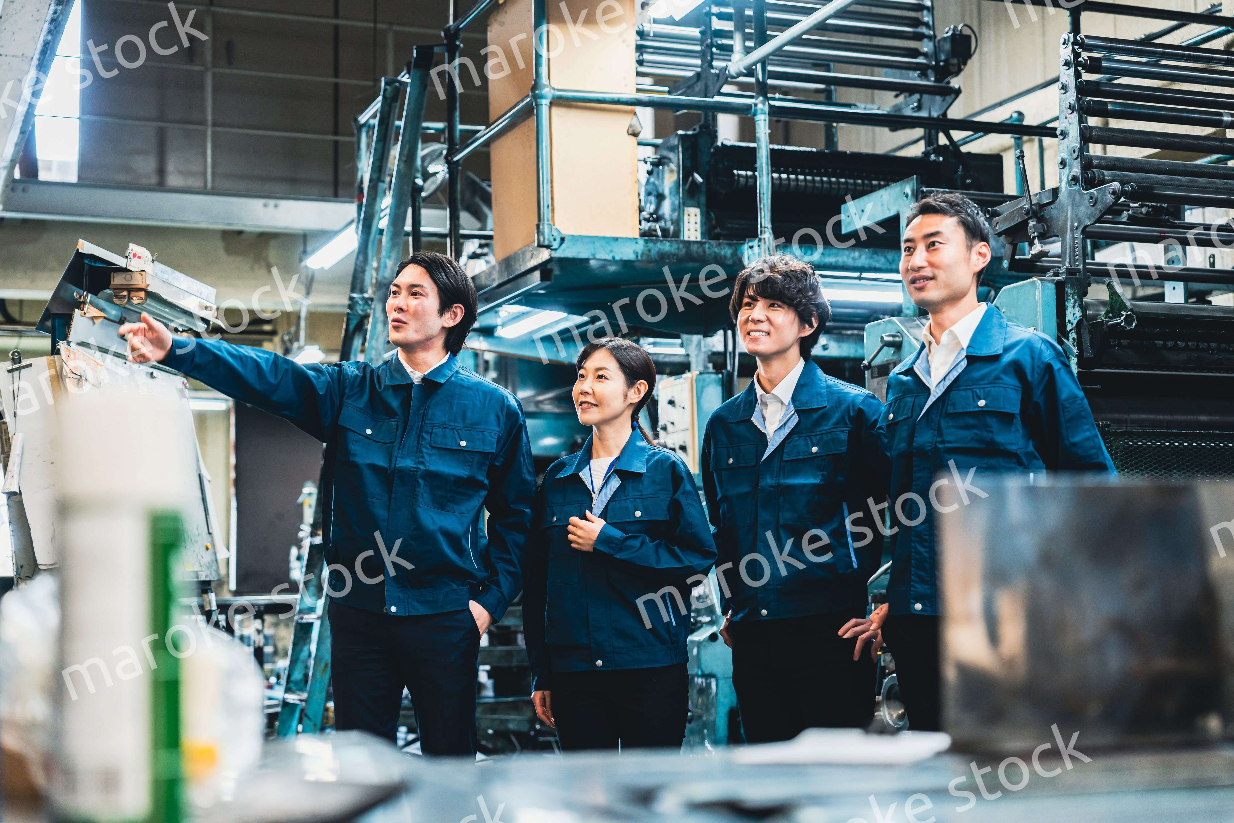 現場で情報共有をする労働者