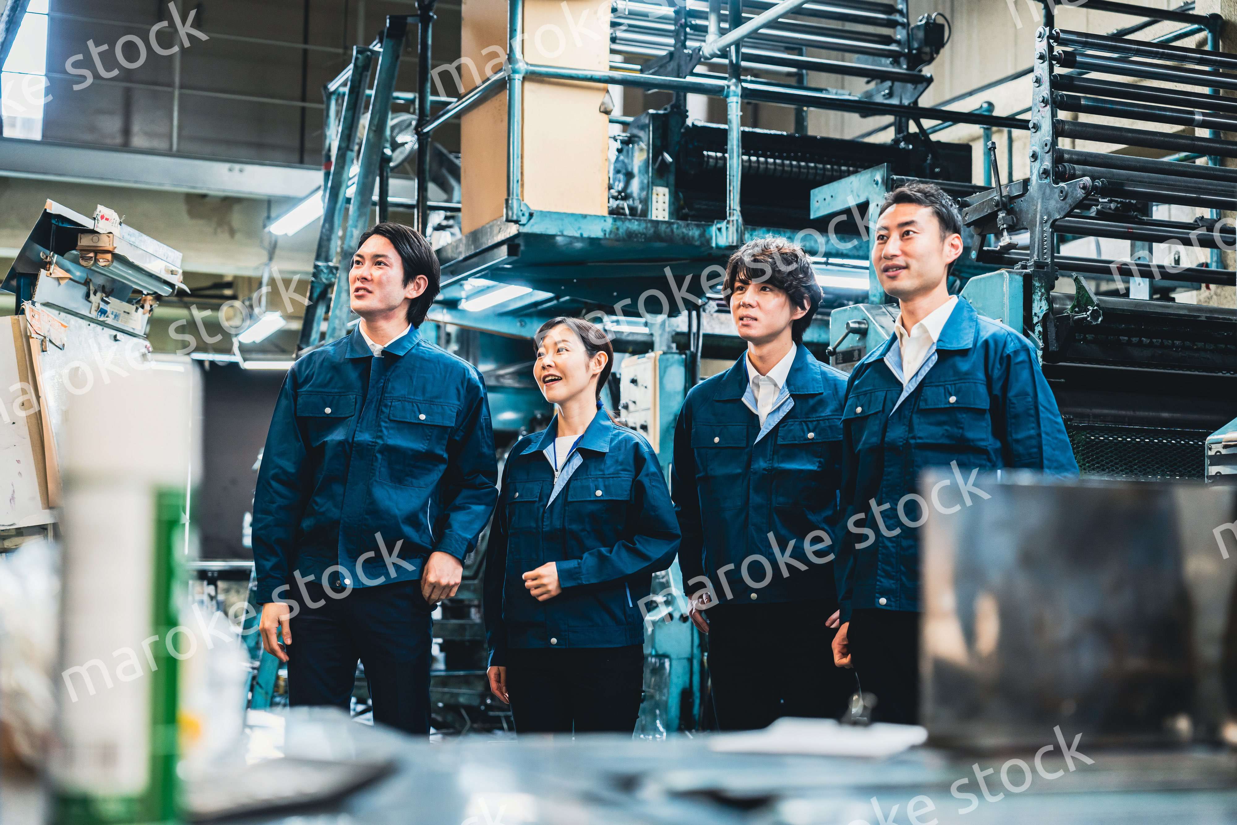 現場で情報共有をする労働者