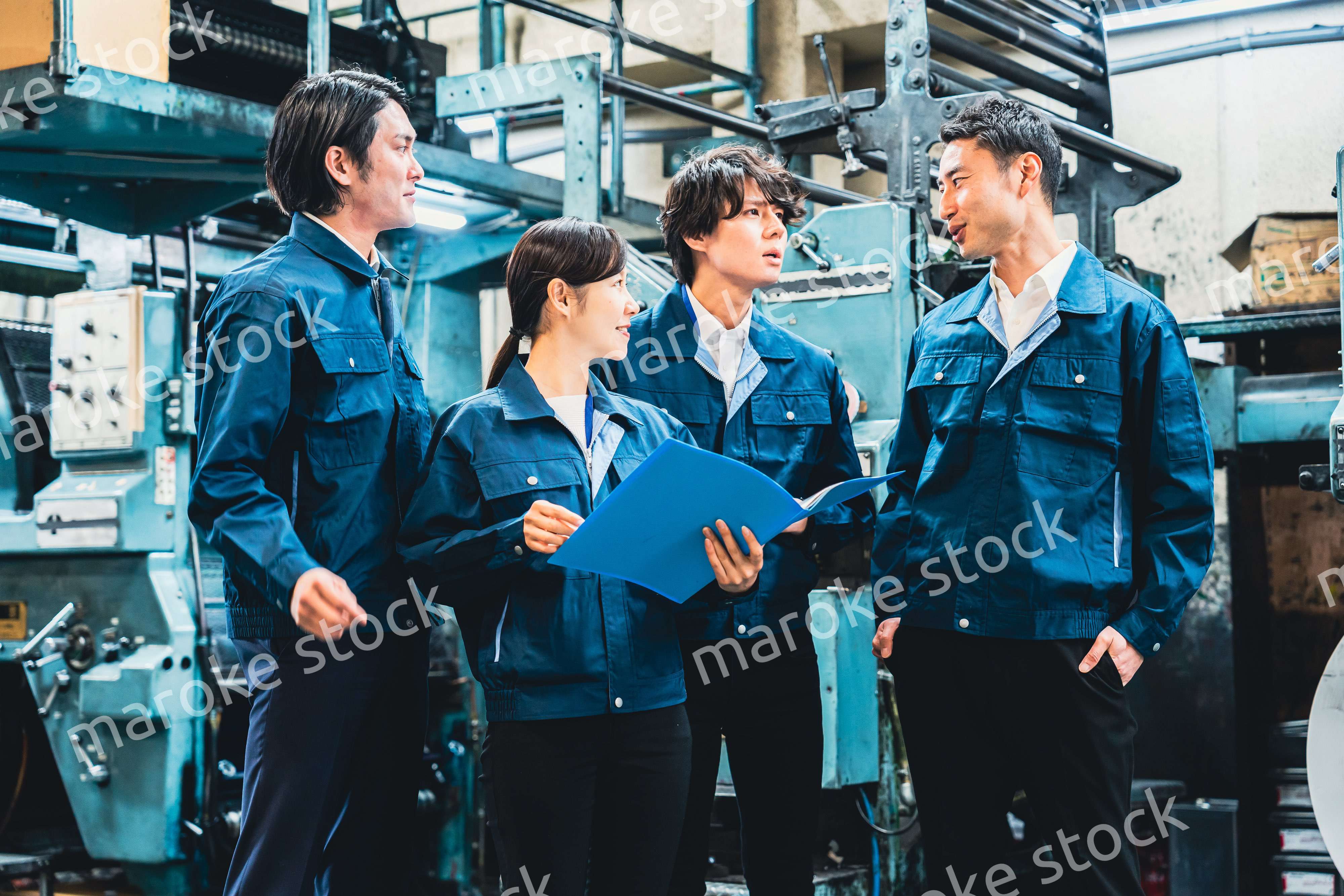 現場で情報共有をする労働者