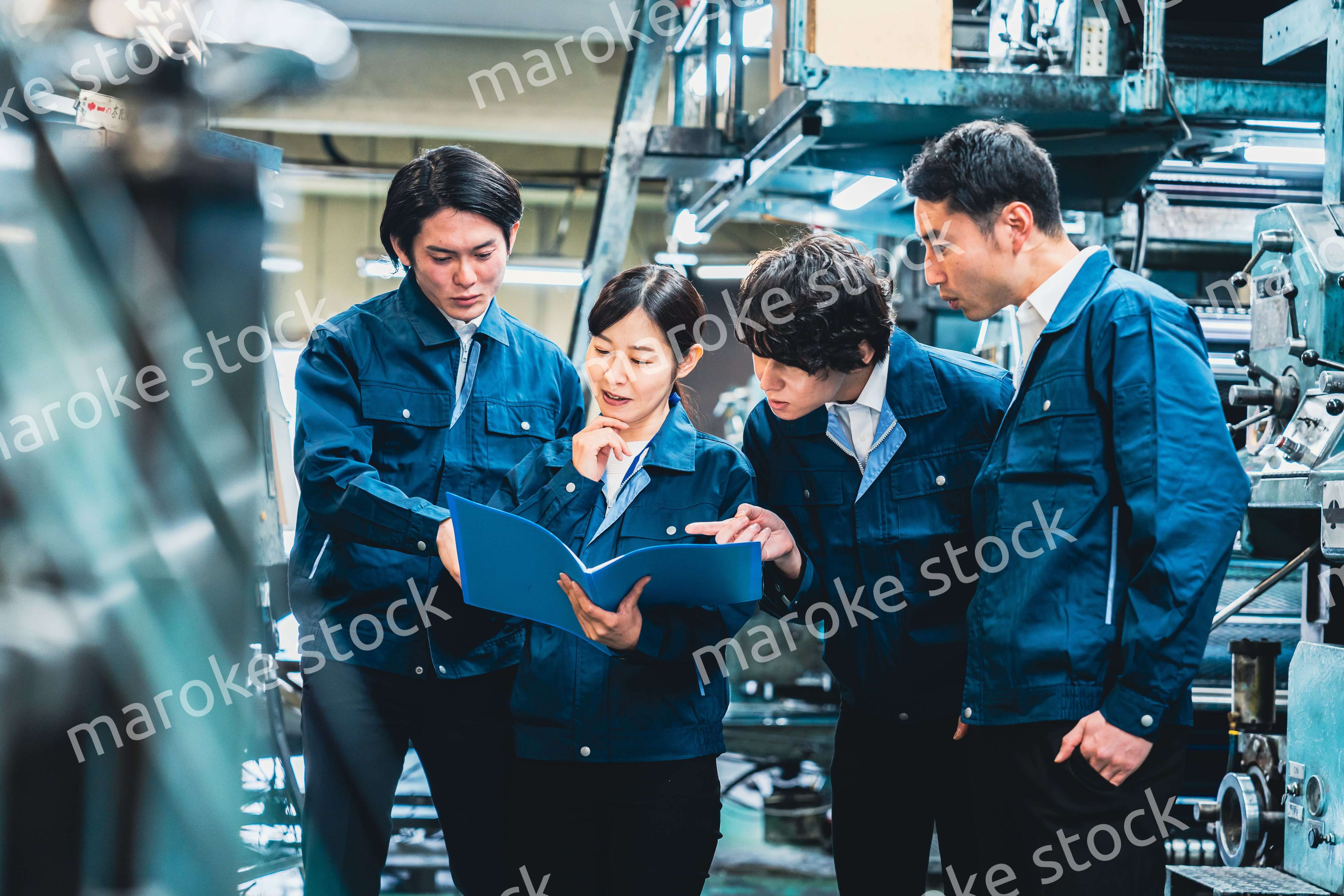 現場で情報共有をする労働者