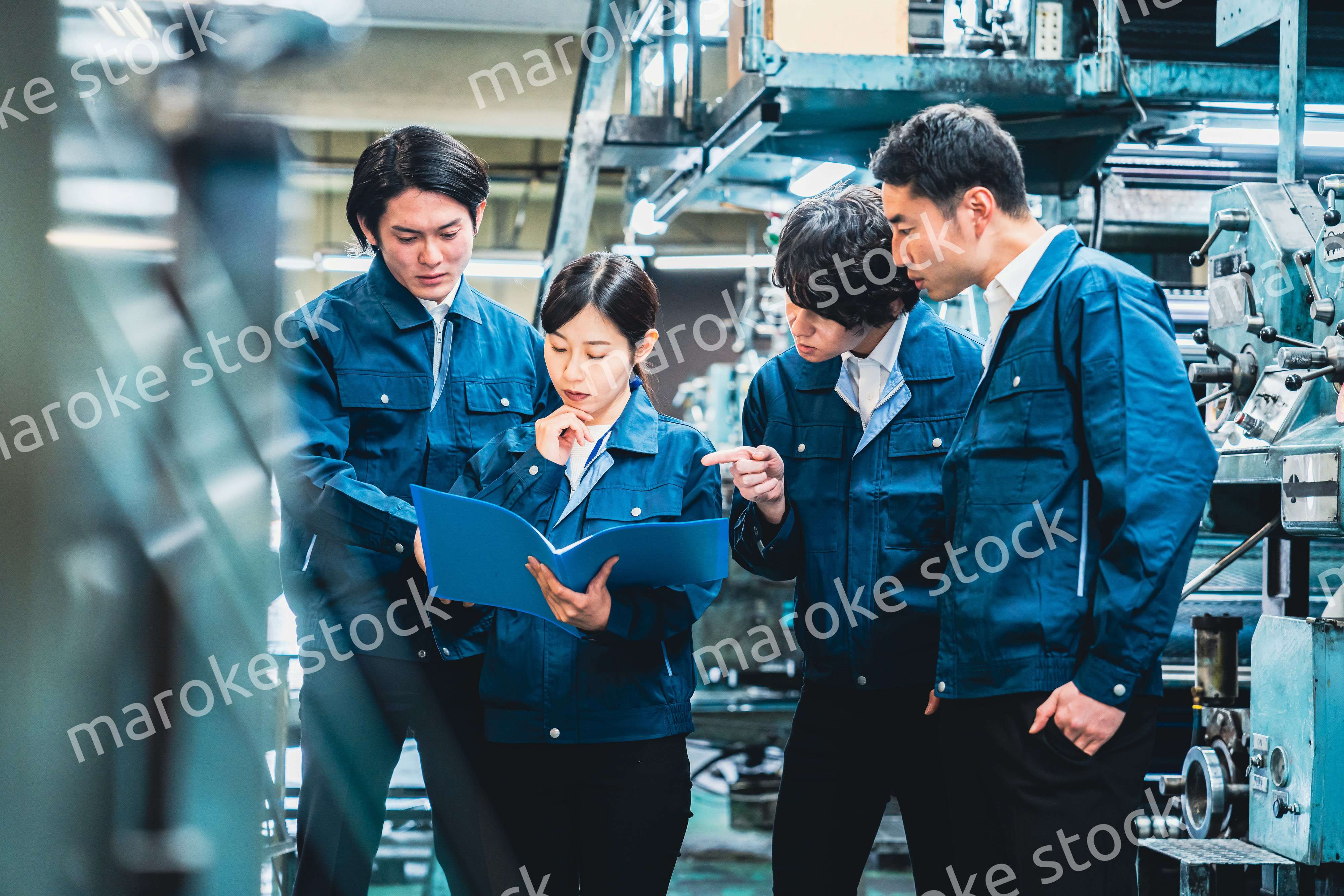 現場で情報共有をする労働者