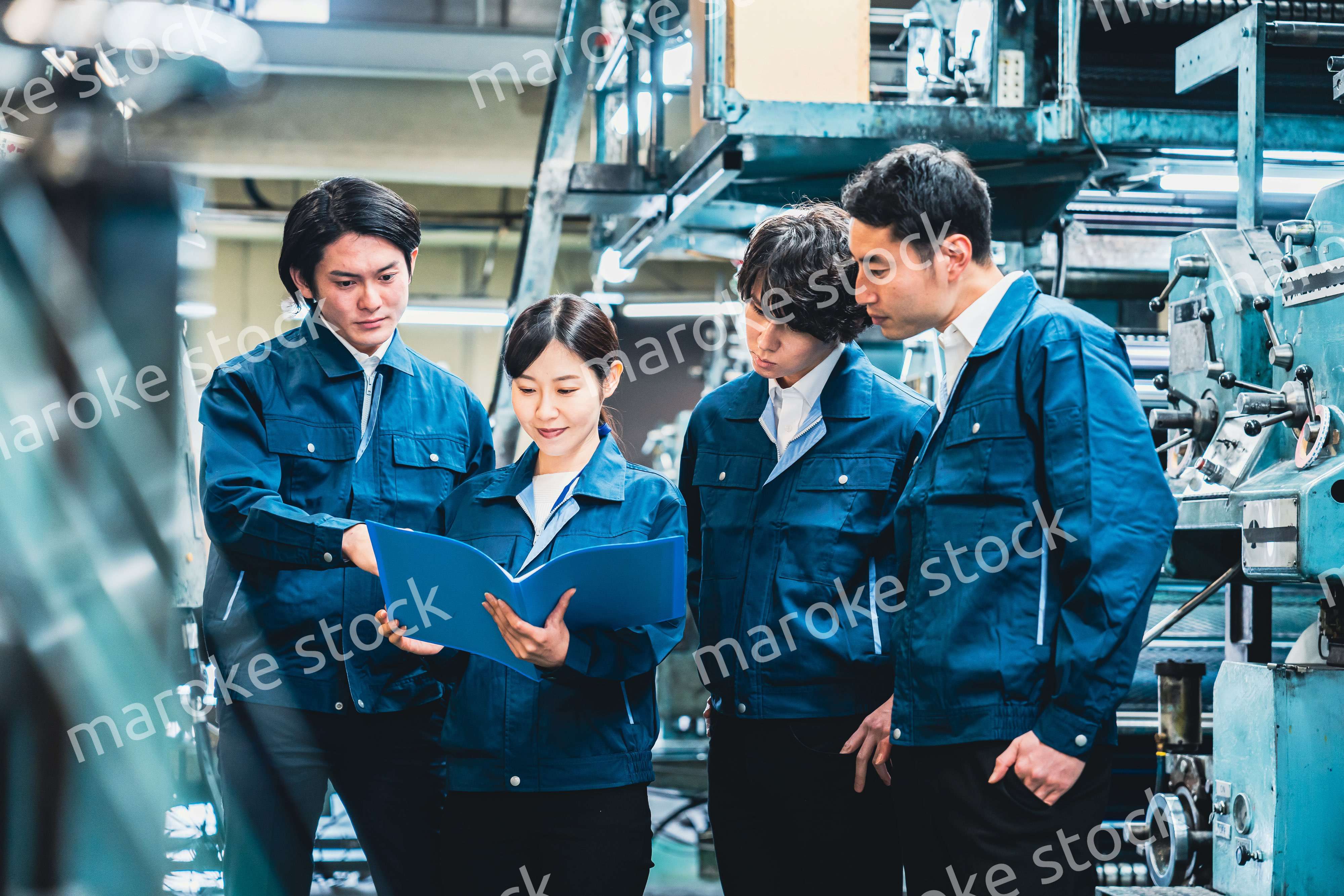 現場で情報共有をする労働者