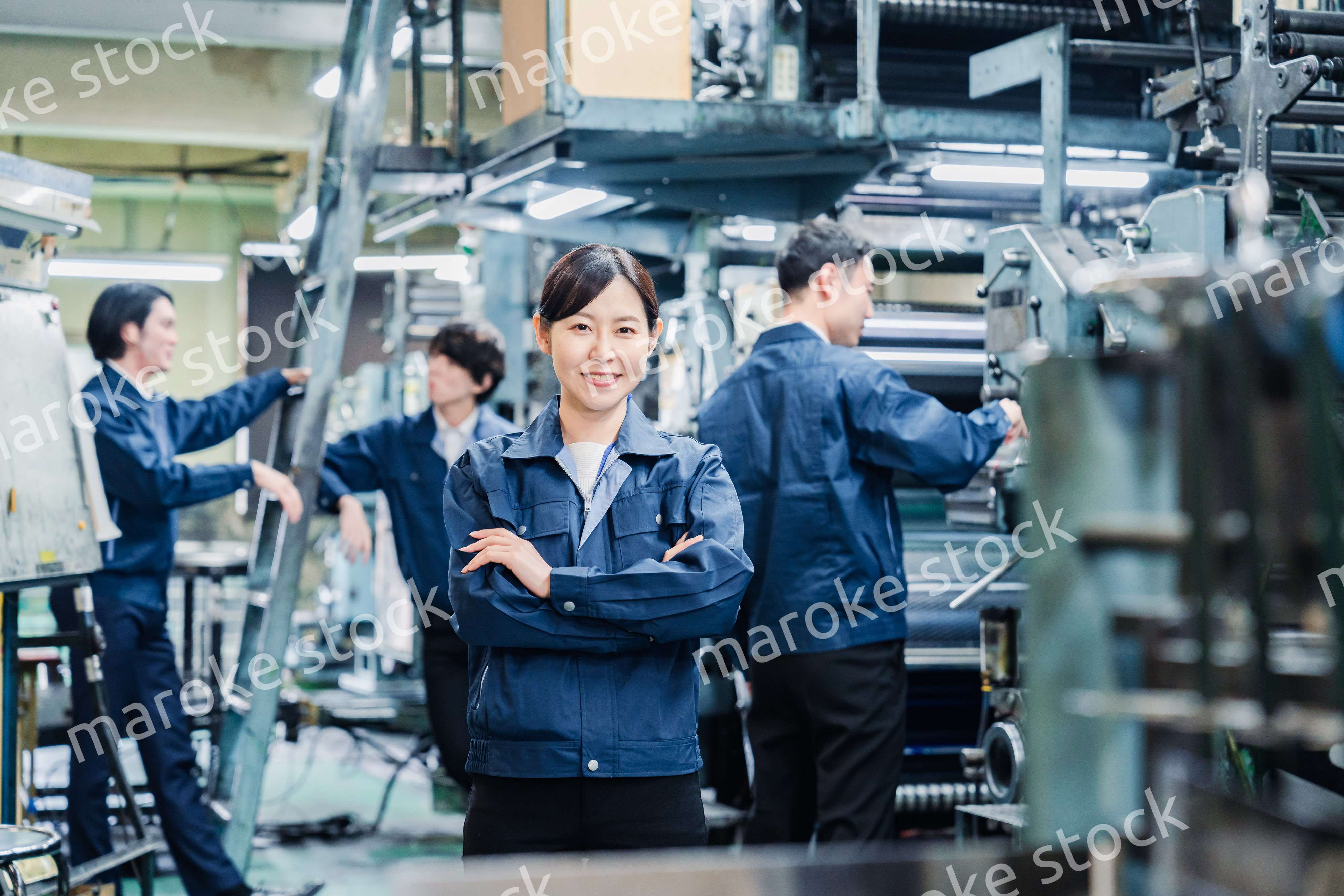 工場で笑顔で働く女性作業員